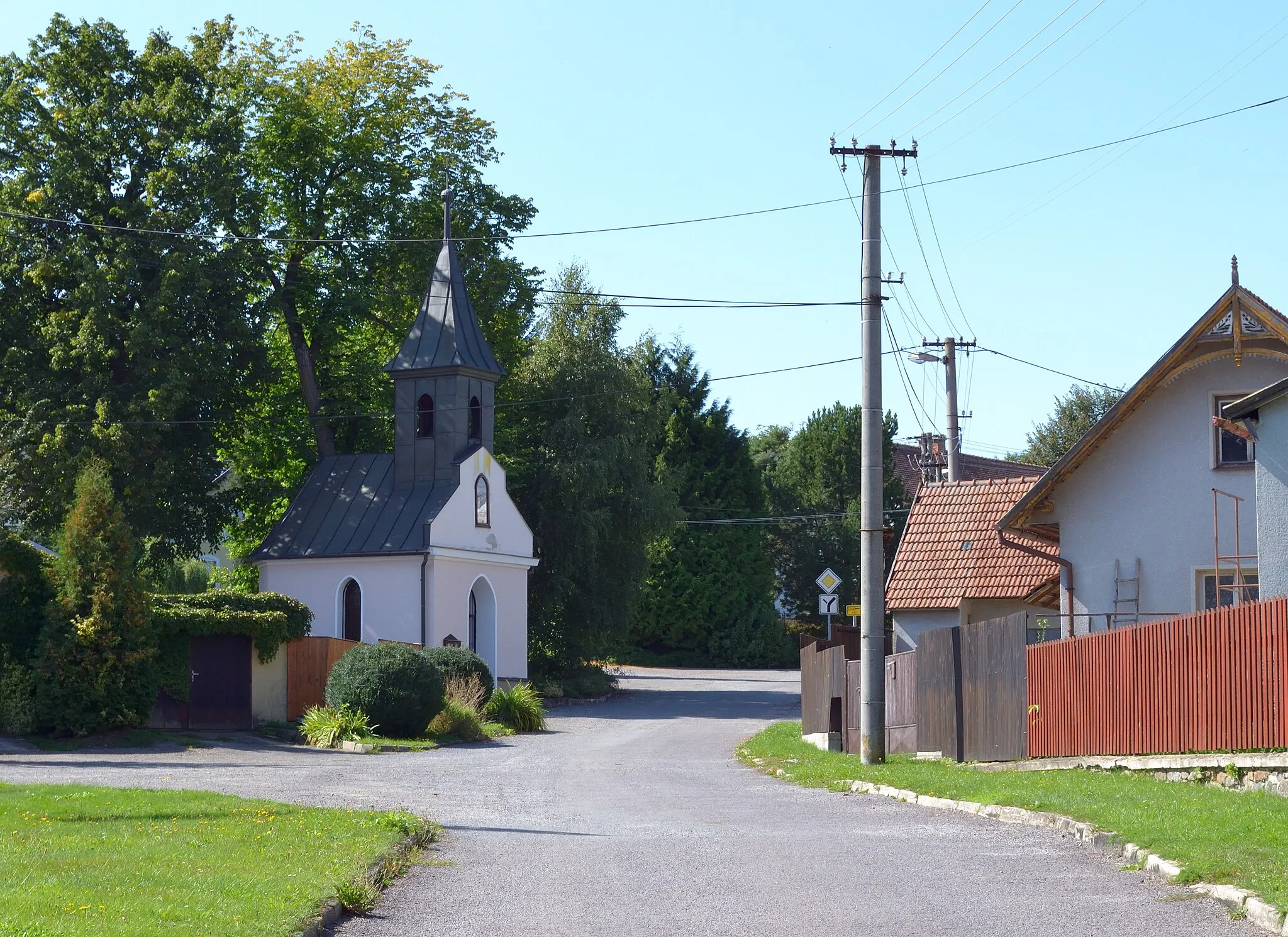 Photo showing: Radenice - kaple sv. Antonína, pohled od J