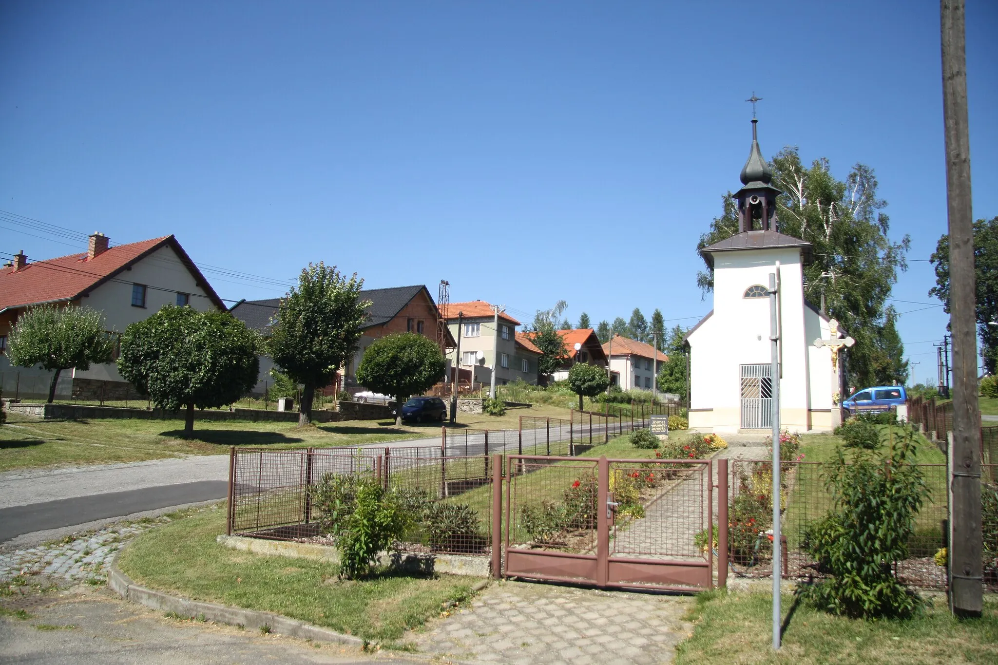 Photo showing: Center with chapel in Pokojov, Žďár nad Sázavou District.