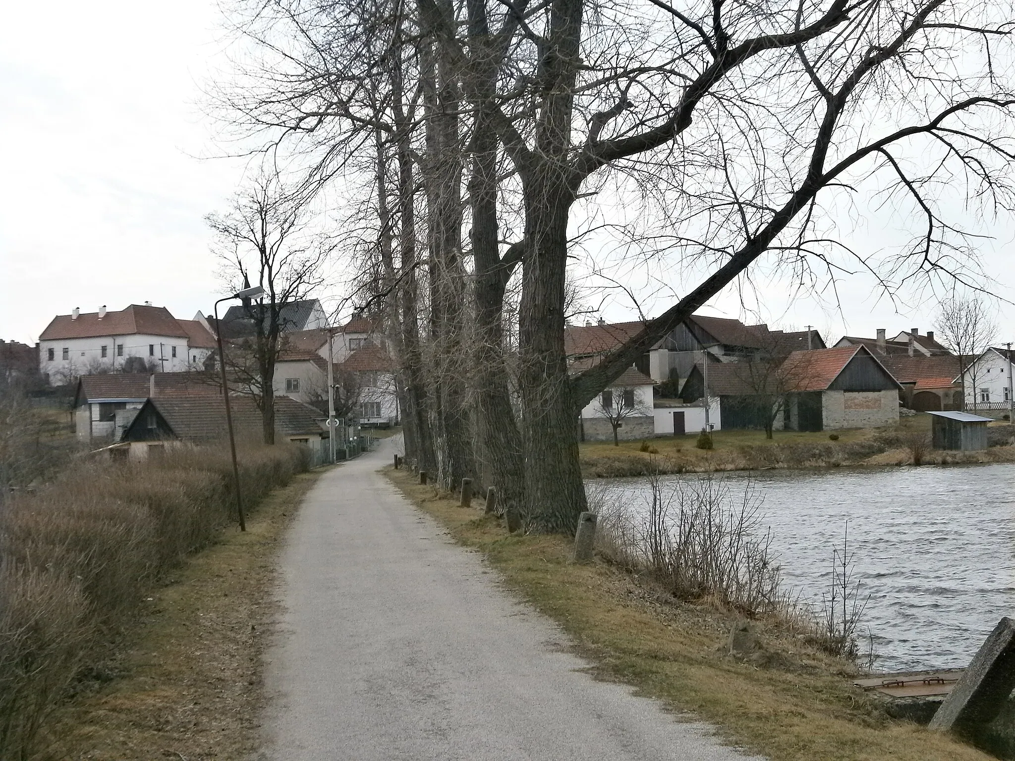 Photo showing: Celkový pohled na obec Ronov (Ořechov) od vlakové zastávky