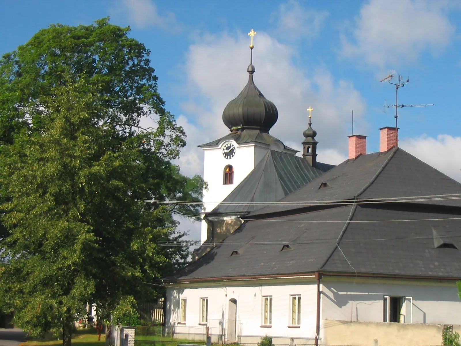 Photo showing: Pohled na kostel Sv. Mikuláše v Nížkově, před kostelem stojí nově opravená fara.