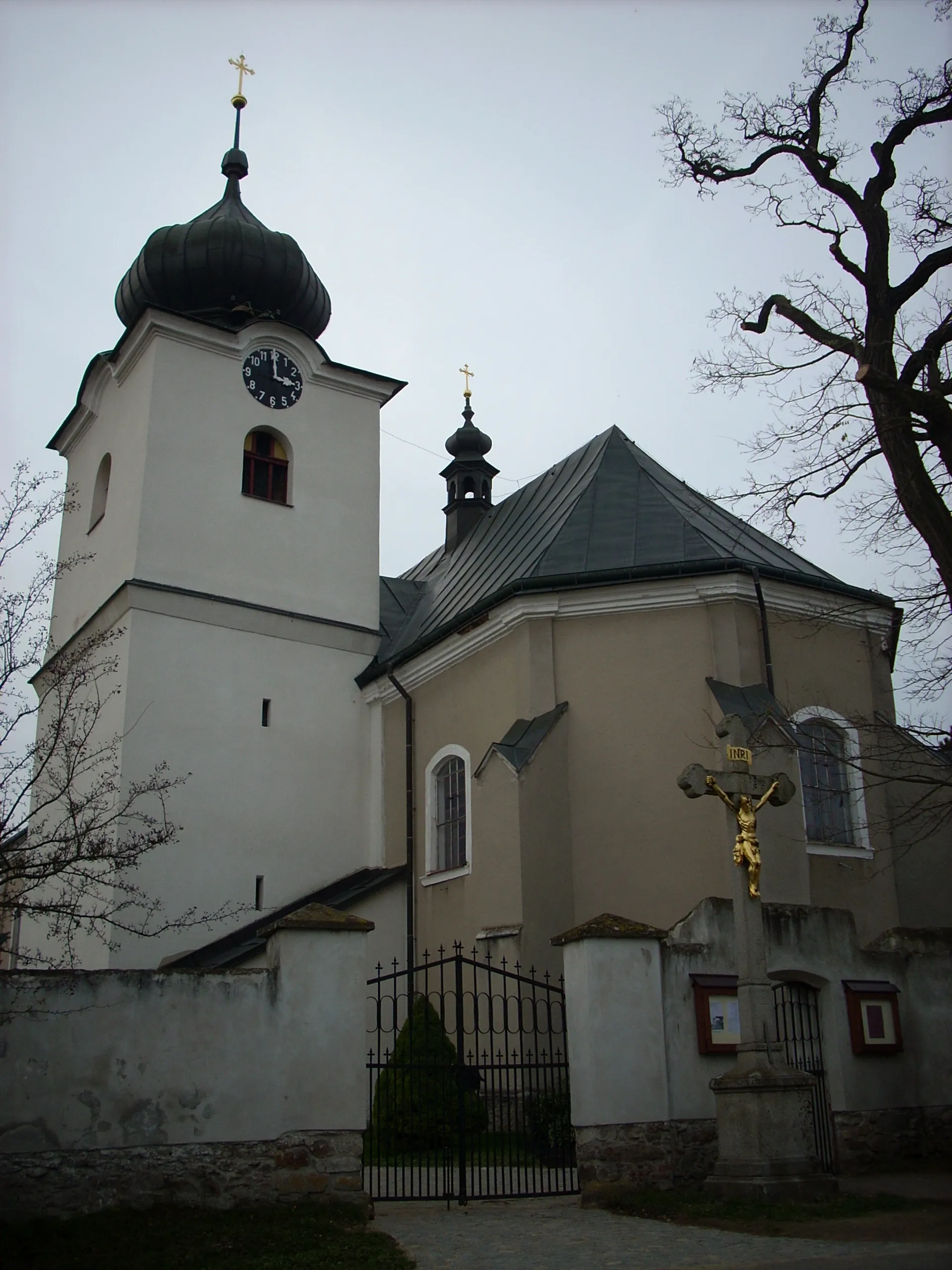Photo showing: Nížkov, kostel svatého Mikuláše s bránou