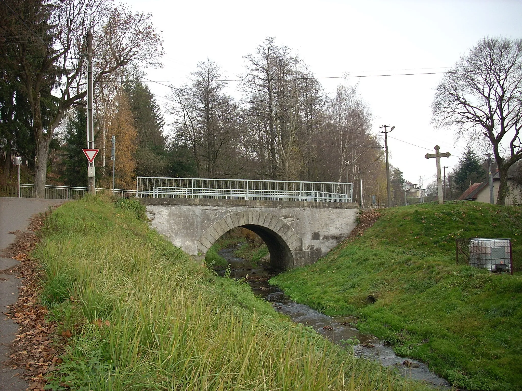 Photo showing: Nížkov, most silnice II/352 přes Poděšínský potok