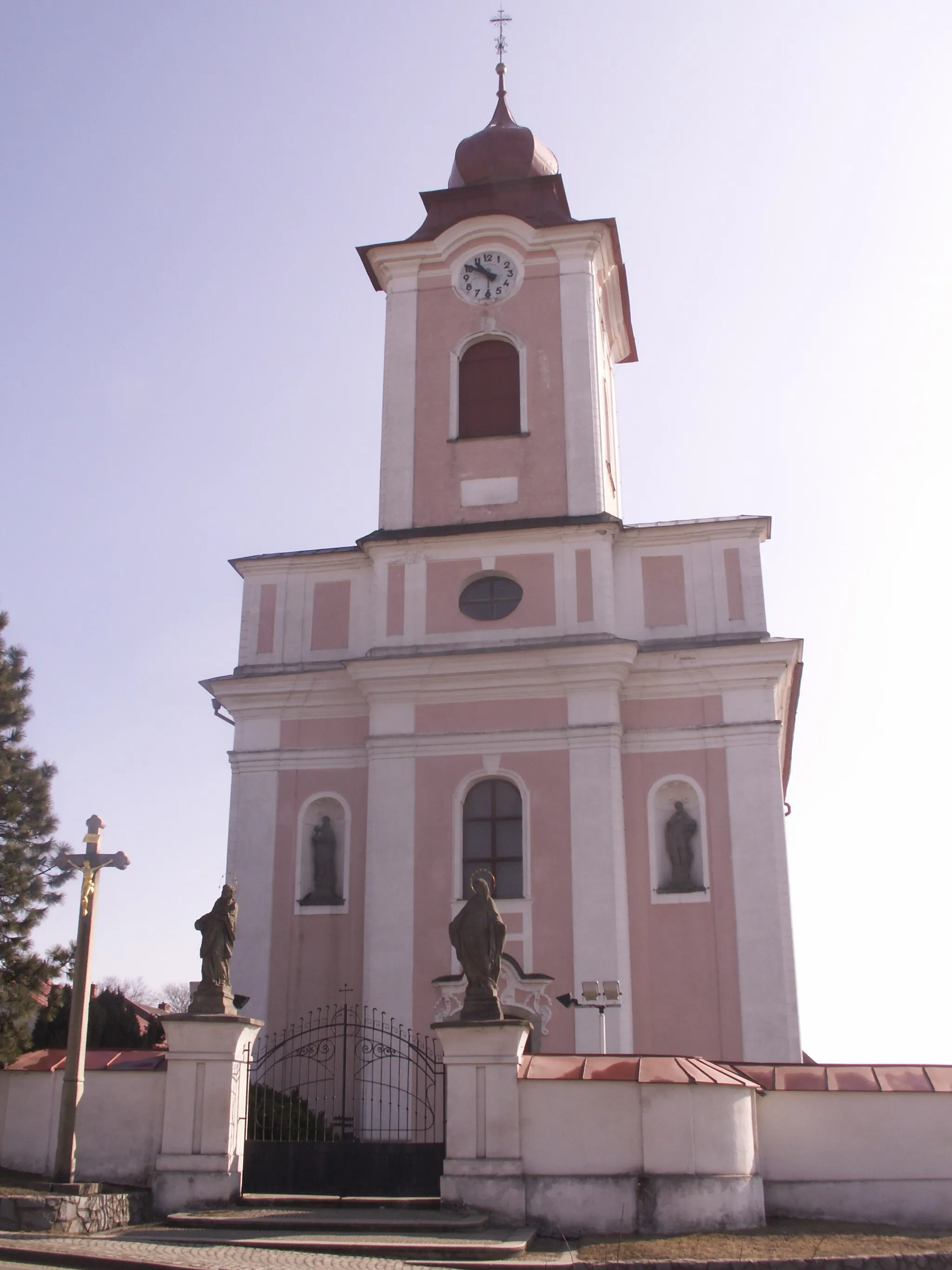 Photo showing: kostel sv. Václava, Nové Veselí, vysvěcen 1757, okres Žďár nad Sázavou, kraj Vysočina, na pilířích sv. Jan Nepomucký a P. Marie Karlovská