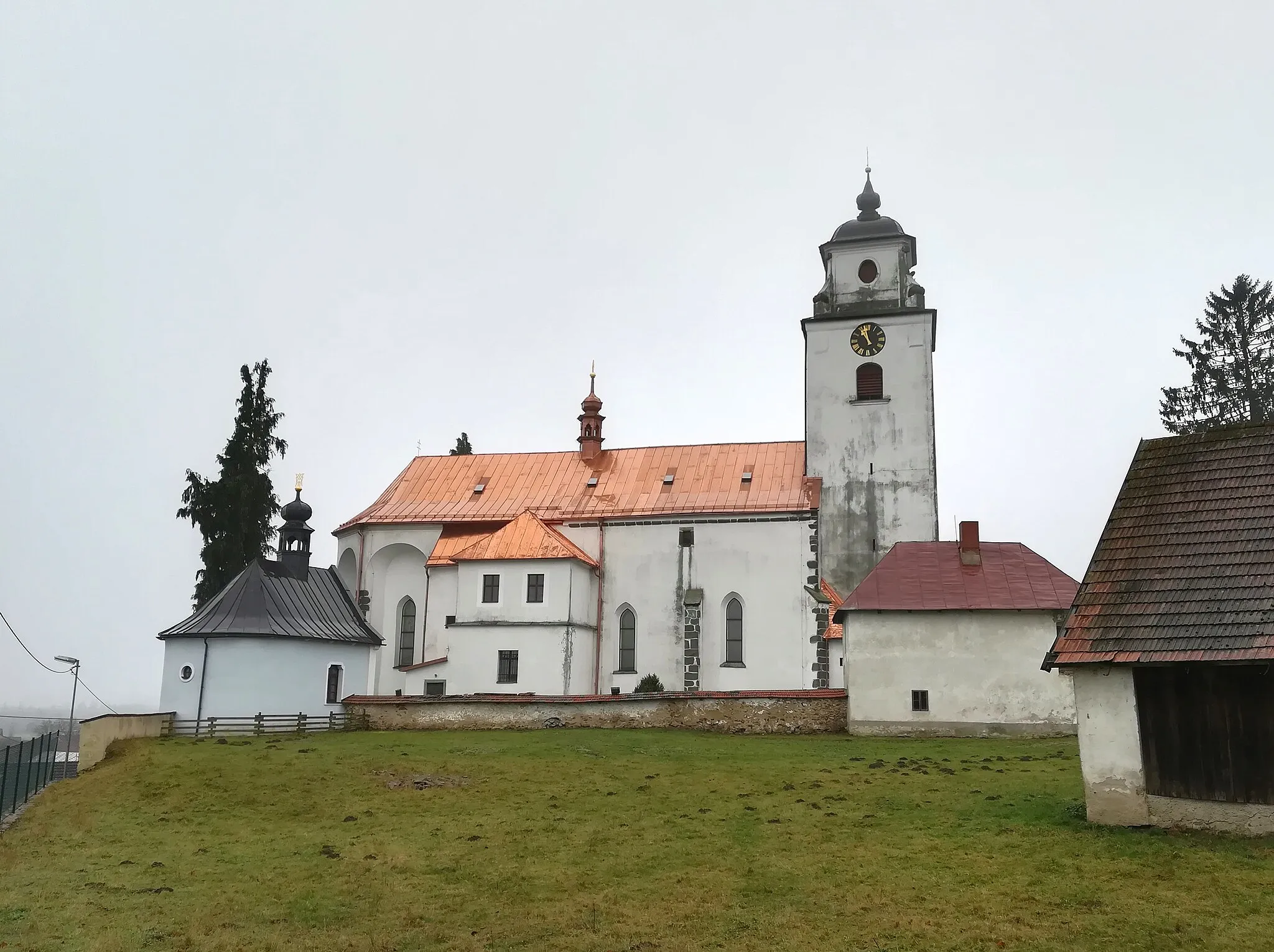 Photo showing: Netín - kostel Nanebevzetí Panny Marie, pohled od severu