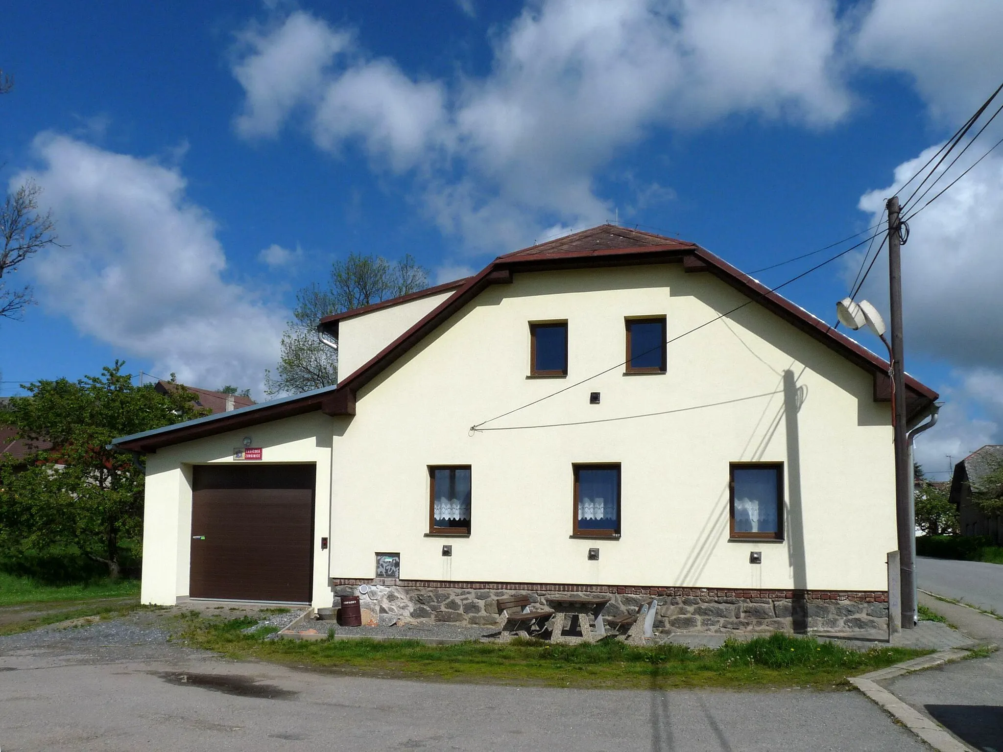 Photo showing: House No 5 in the village of Malá Losenice, Havlíčkův Brod District, Vysočina Region, Czech Republic - fire station.
