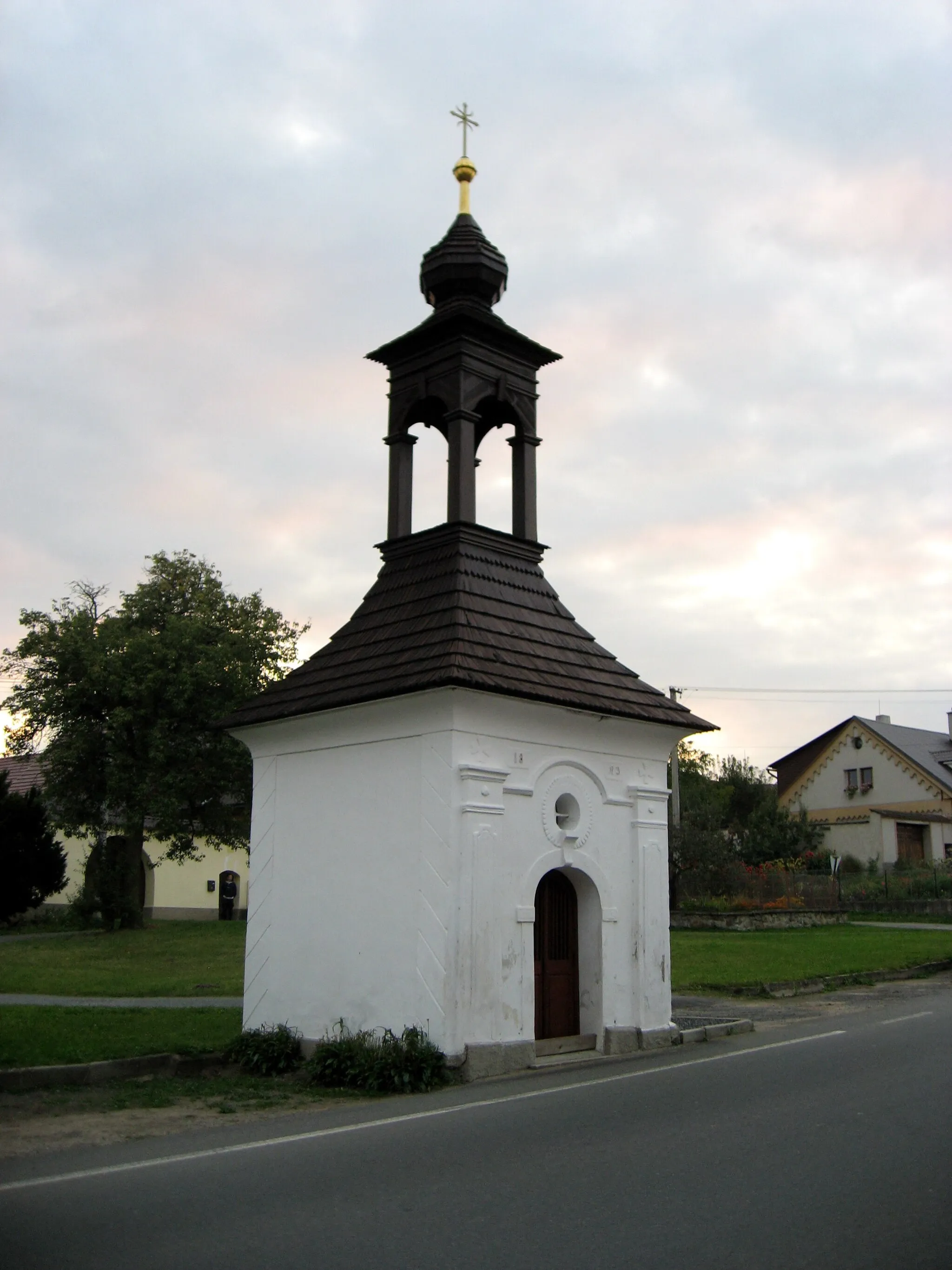 Photo showing: Křídla, kaplička