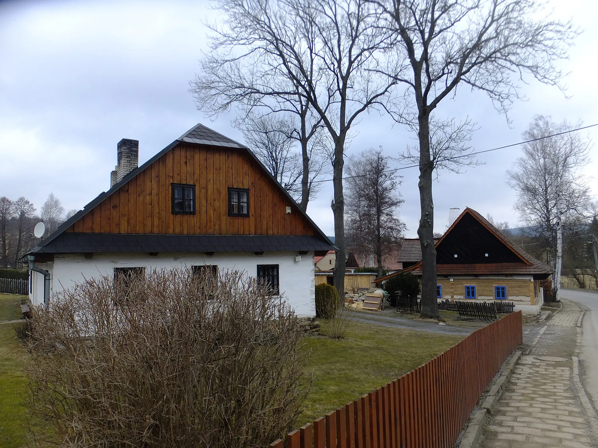 Photo showing: Houses No. 25 and 26 in Moravské Křižánky