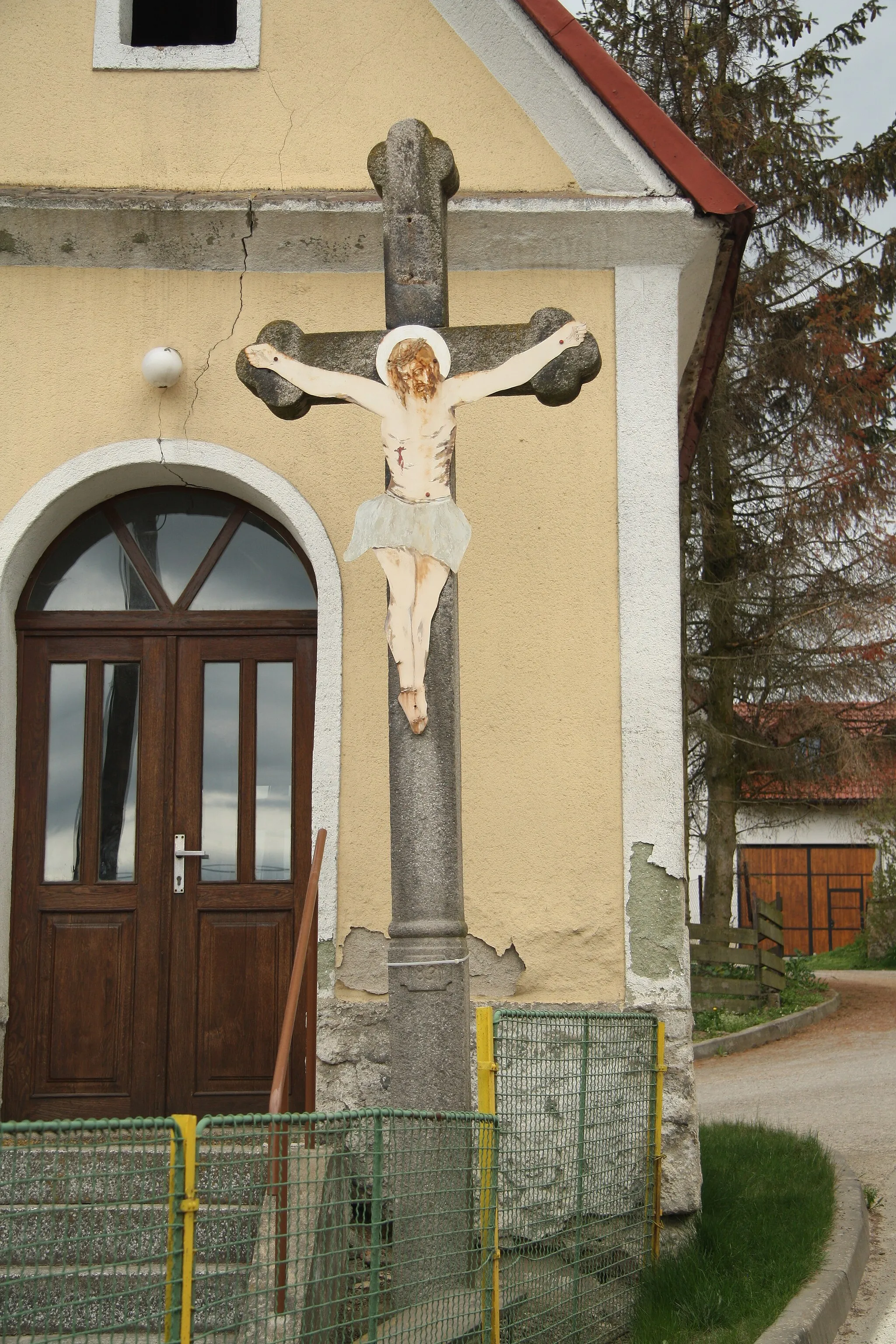 Photo showing: Wayside cross near chapel in Chlumek, Žďár nad Sázavou District.