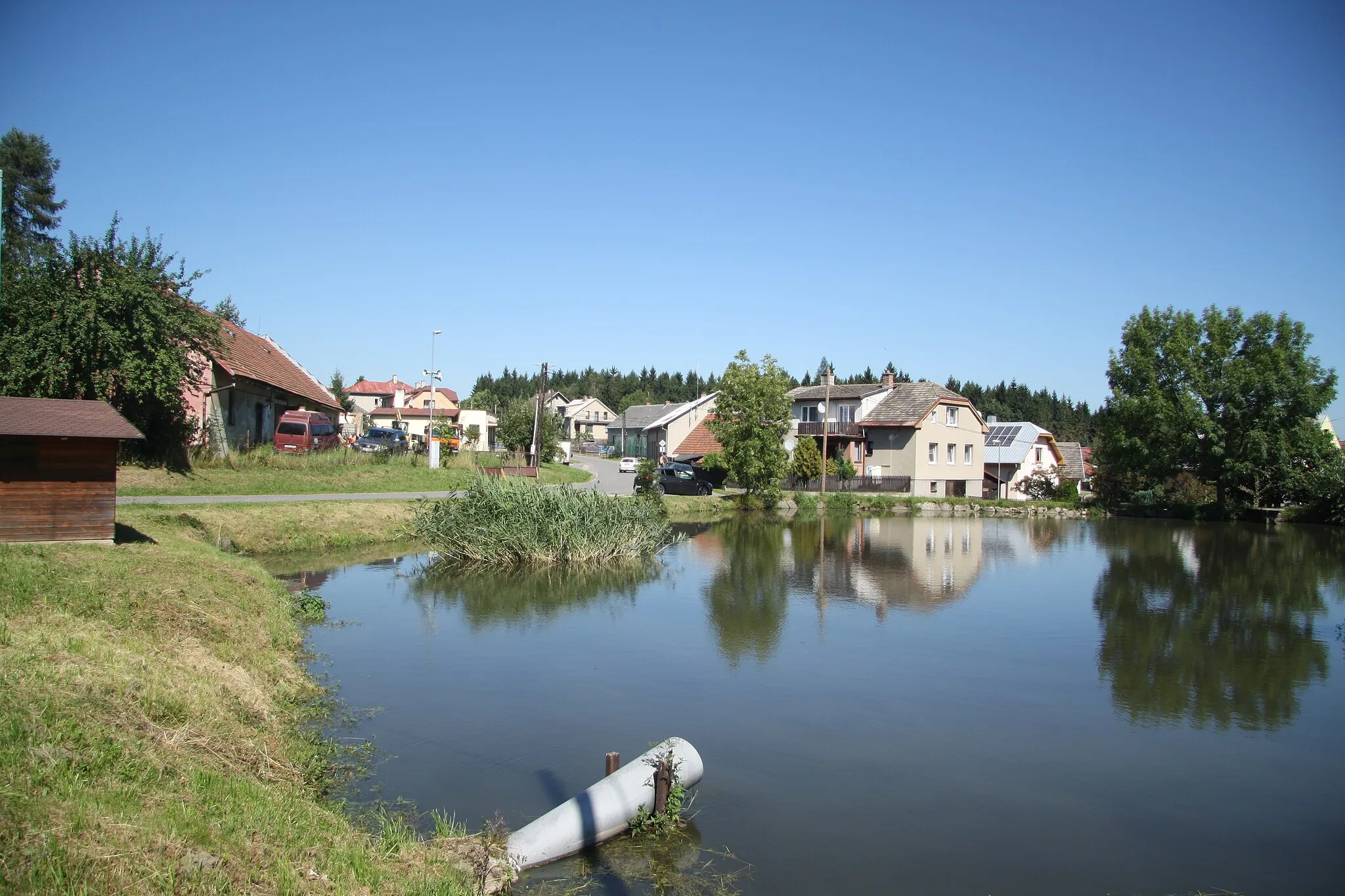 Photo showing: Center and village pond in Chroustov, Bohdalov, Žďár nad Sázavou District.