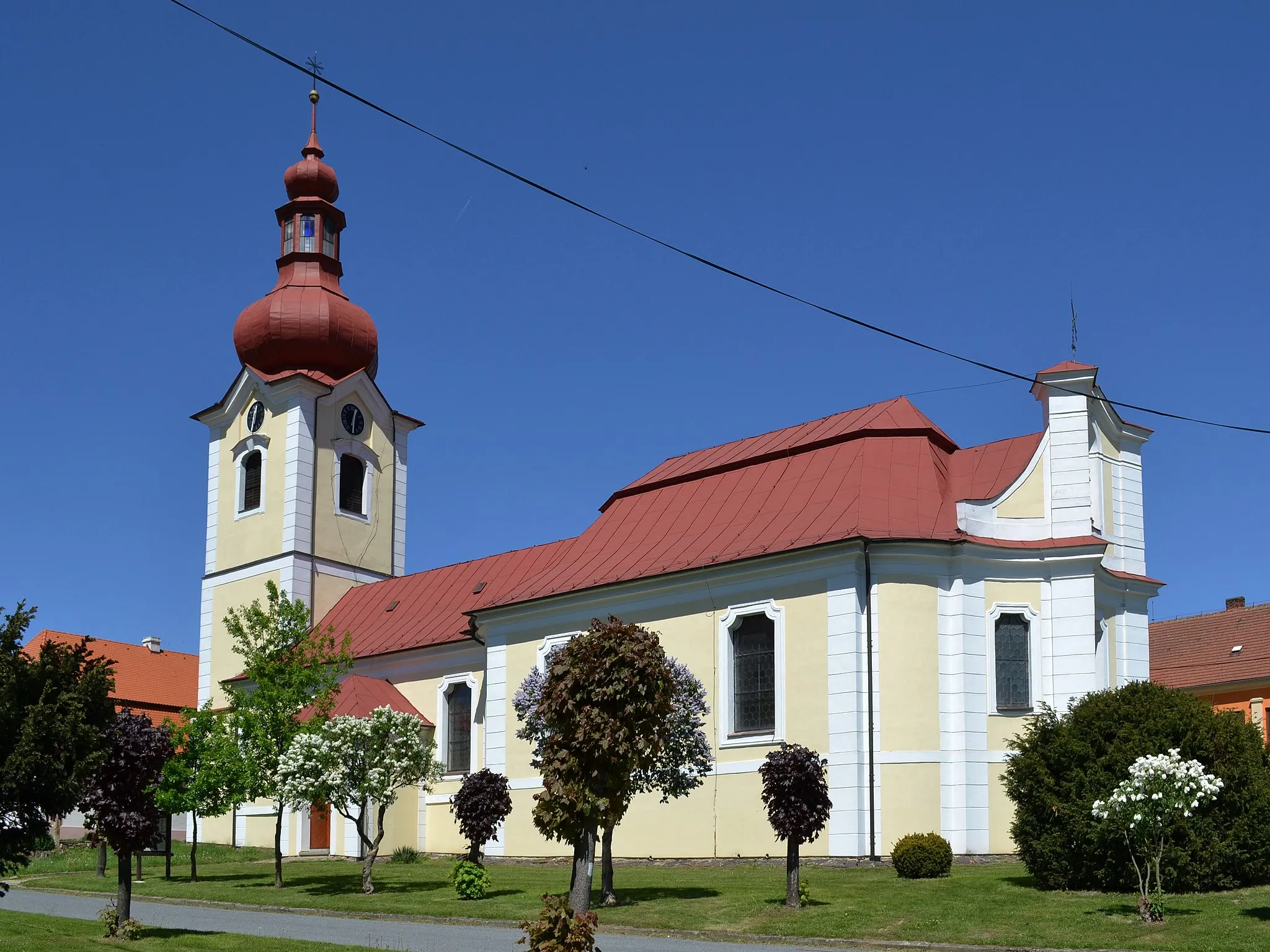 Photo showing: Horní Bobrová - kostel sv. Petra a Pavla, pohled od jihu