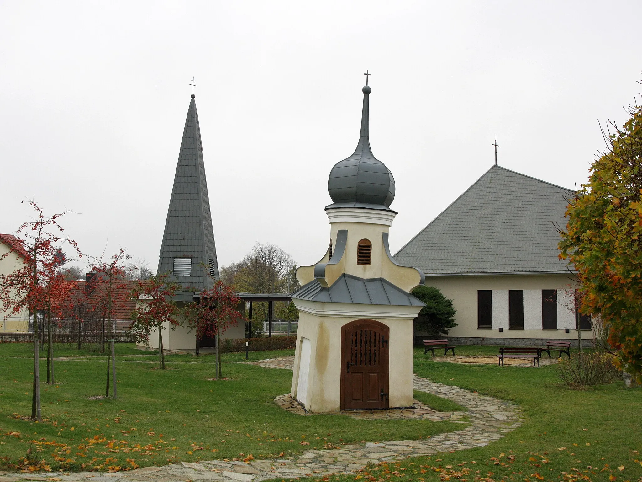 Photo showing: Blízkov - náves a kaple svatého Jana Nepomuckého