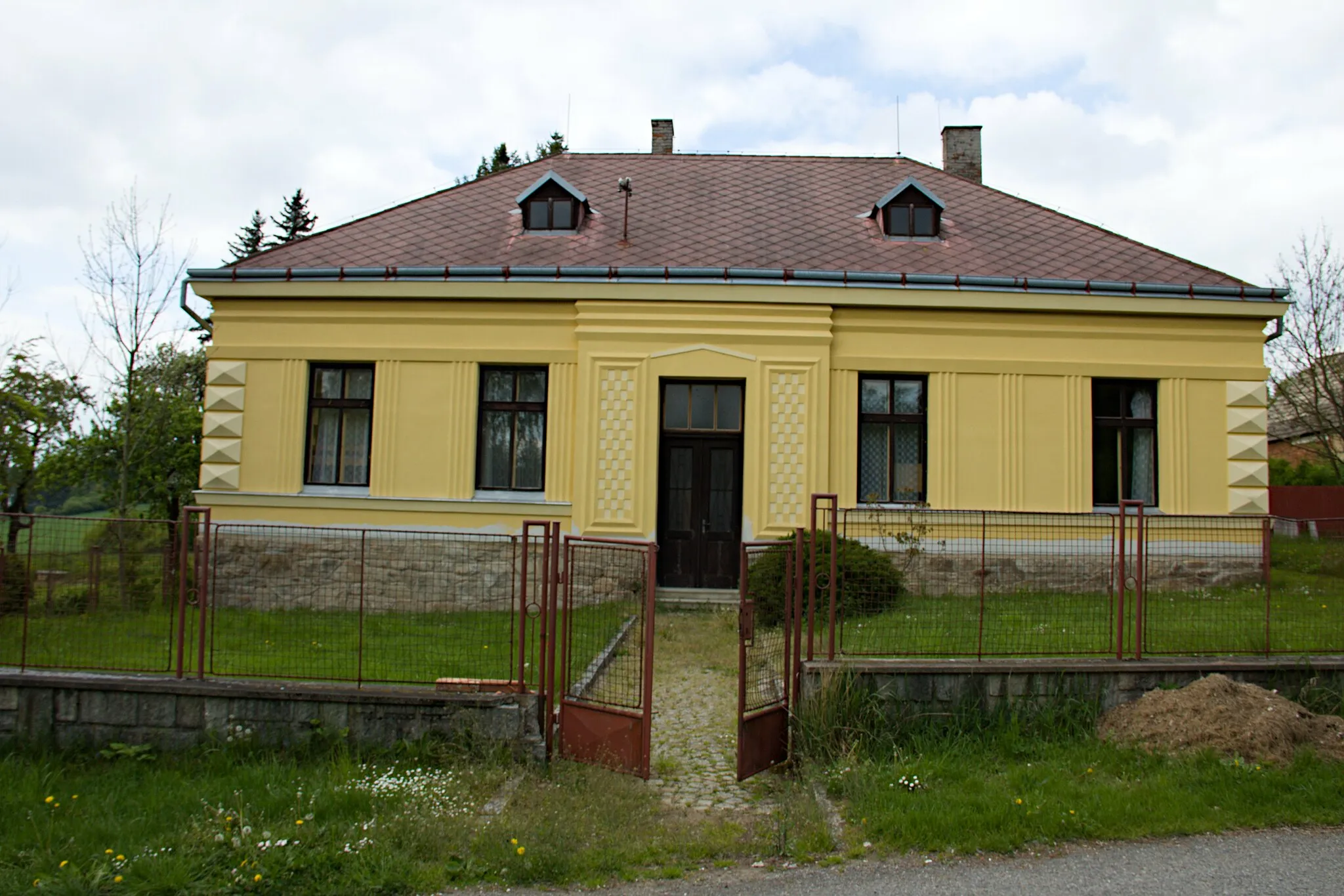 Photo showing: Budova školy ve Zvolenovicích z roku 1914