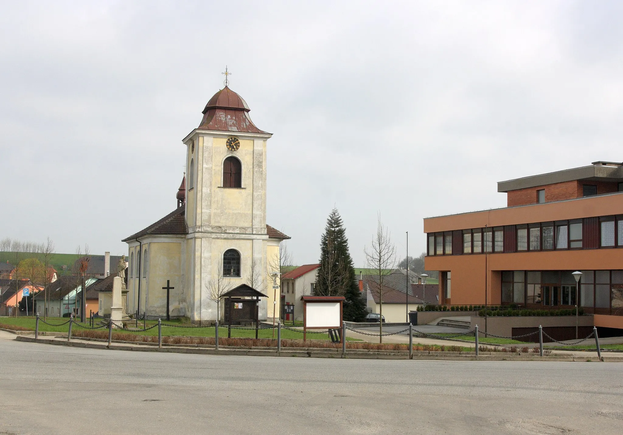 Photo showing: Větrný Jeníkov - náměstí s kostelem Narození Panny Marie