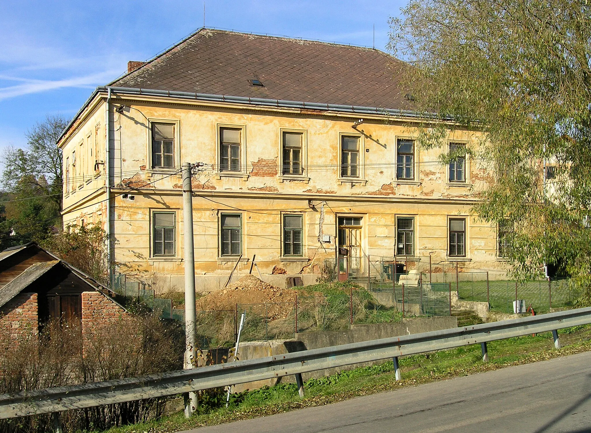 Photo showing: Old school in Vyskytná nad Jihlavou, Czech Republic