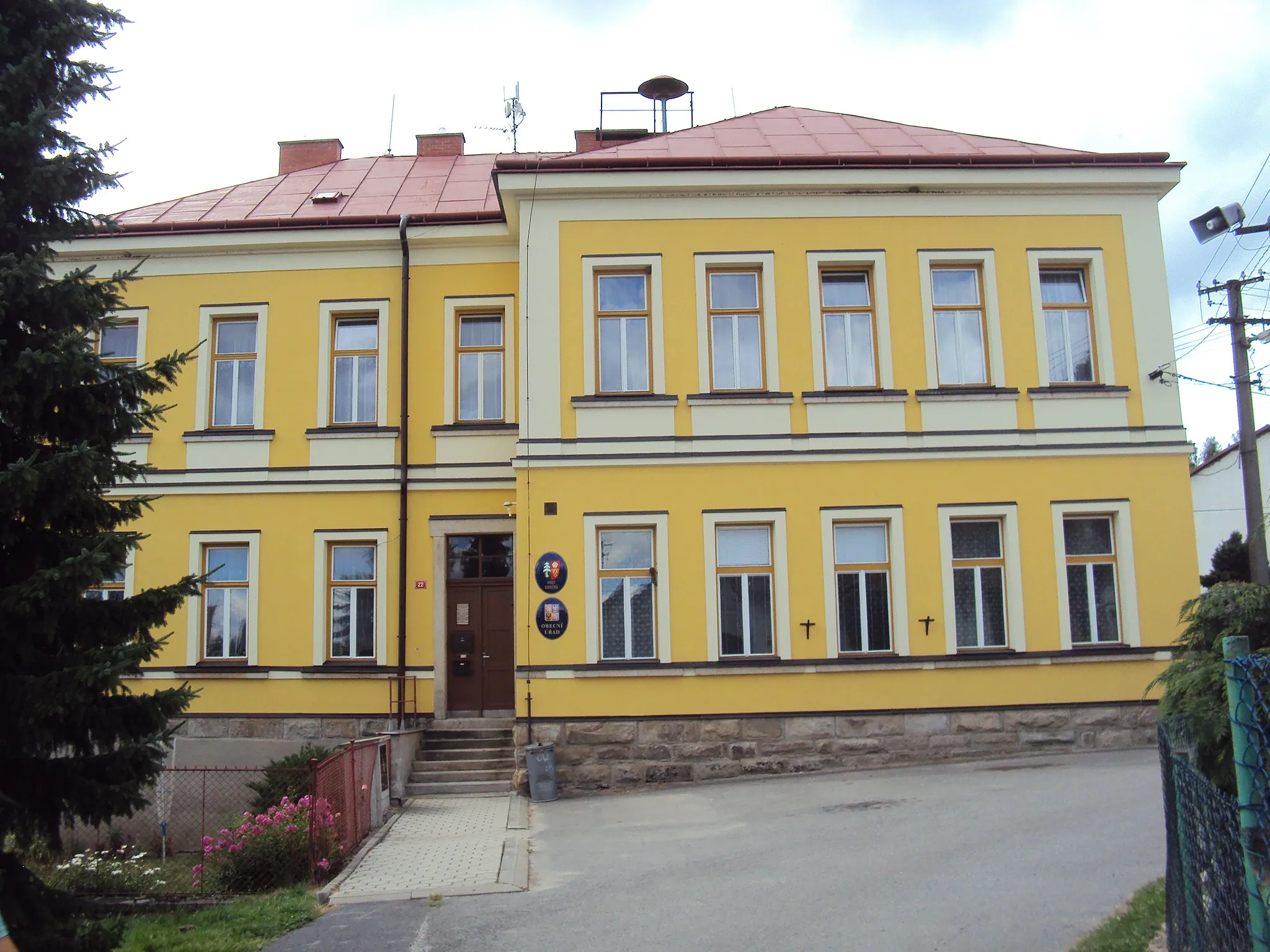 Photo showing: Obecní úřad ve Smrčné v okrese Jihlava, Tato budova bývala v minulosti německou školou.