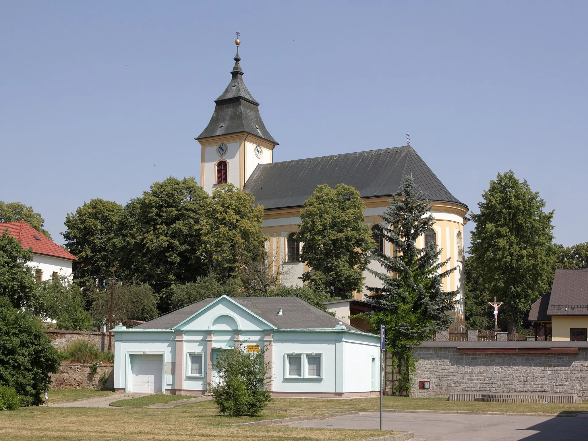 Photo showing: Luka nad Jihlavou - kostel svatého Bartoloměje, pohled z jihu.