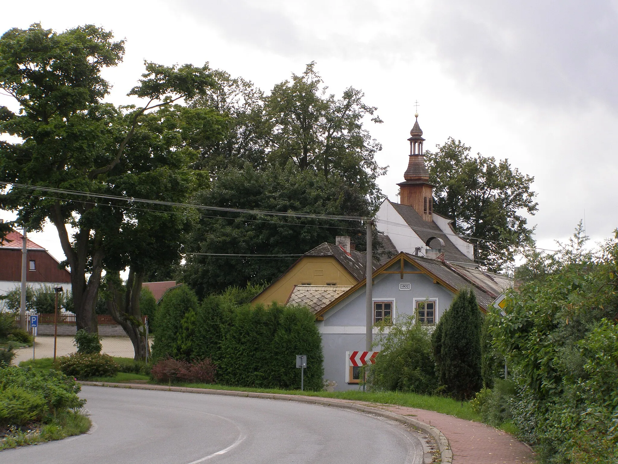 Photo showing: Kostelec, hlavní ulice (silnice Jihlava → Třešť / Horní Cerekev), v pozadí kostel sv. Kunhuty