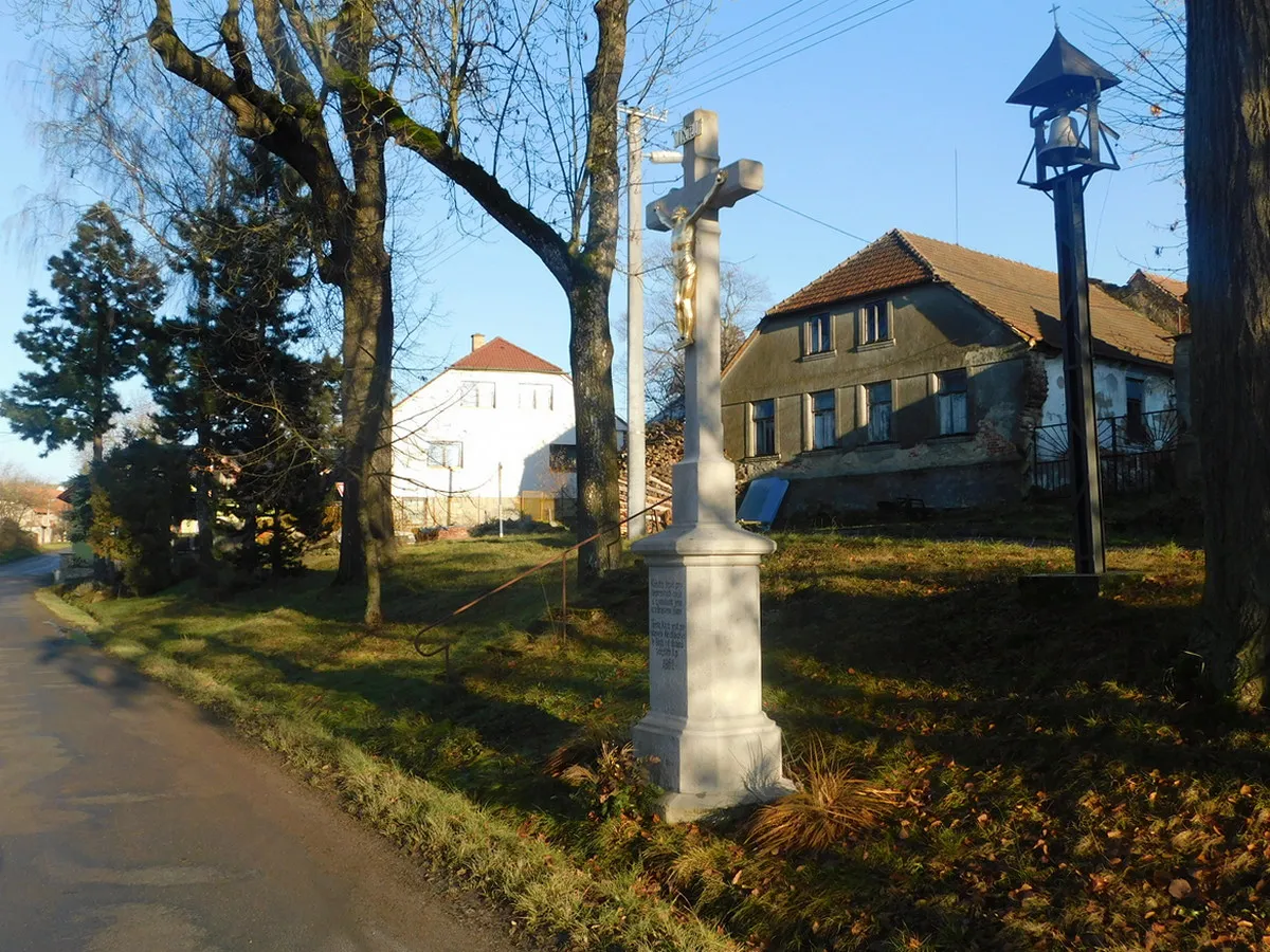 Photo showing: Wayside cross in Kamenice in Jihlava District – entry no. 42093.