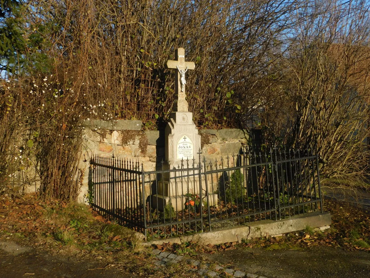 Photo showing: Wayside cross in Kamenice in Jihlava District – entry no. 42095.