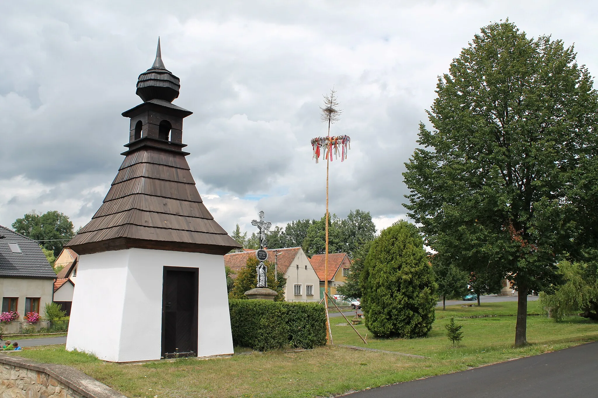Photo showing: Bell tower and wayside cross, Horní Myslová, Jihlava District, Czech Republic