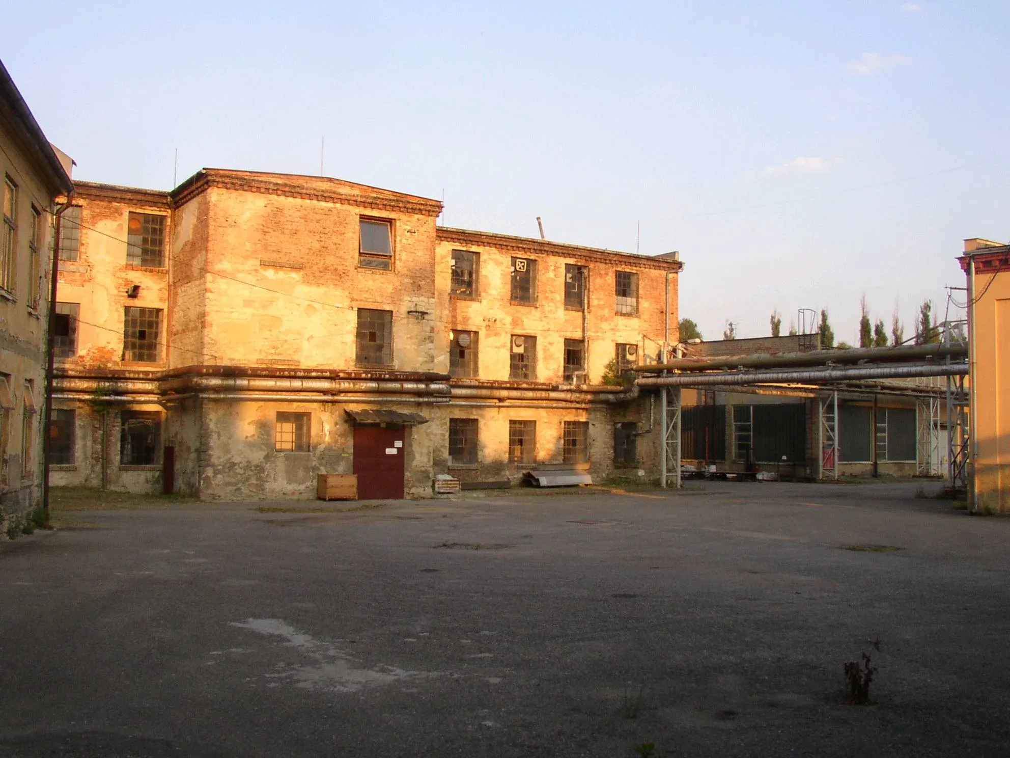 Photo showing: Oskar Schindler's factory at Brněnec (15 km south of Svitavy), Czech Republic as seen in summer 2004