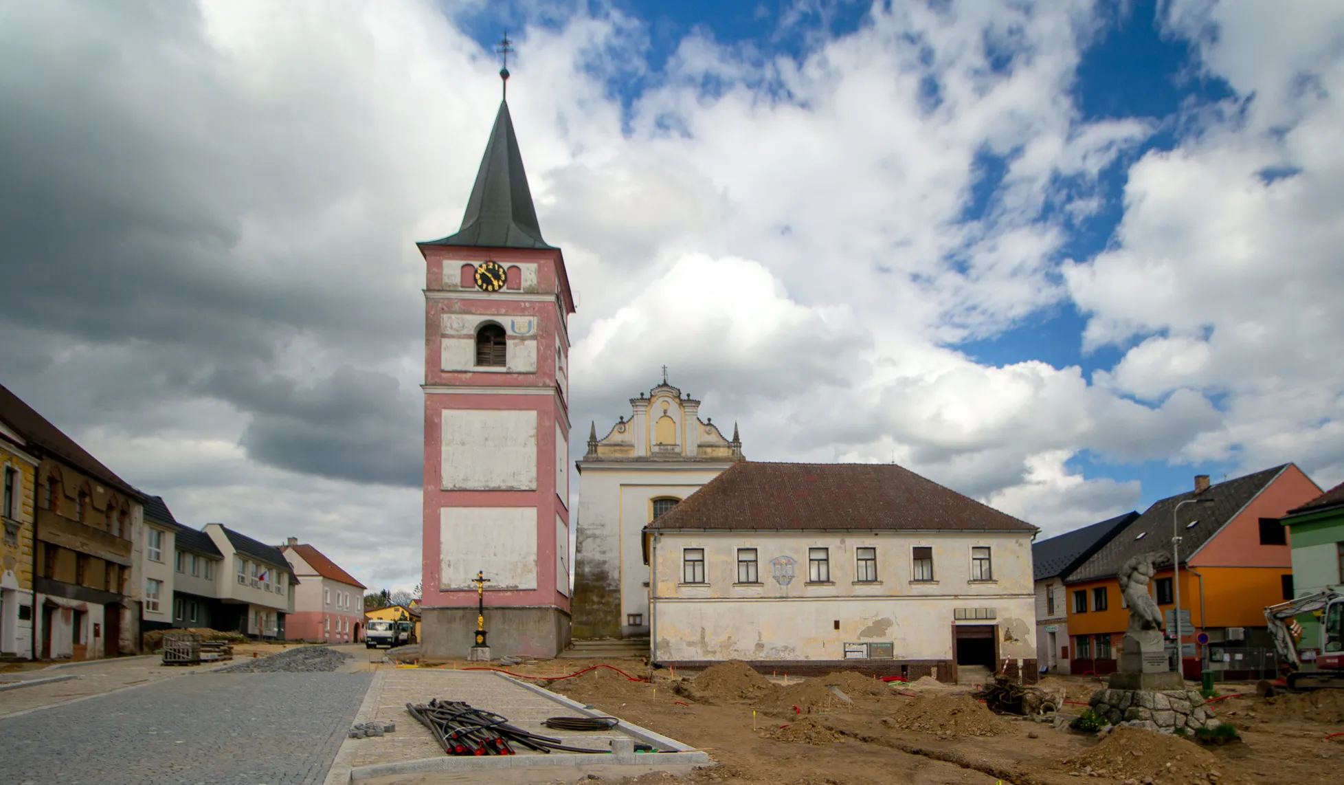 Photo showing: Černovice náměstí a kostel