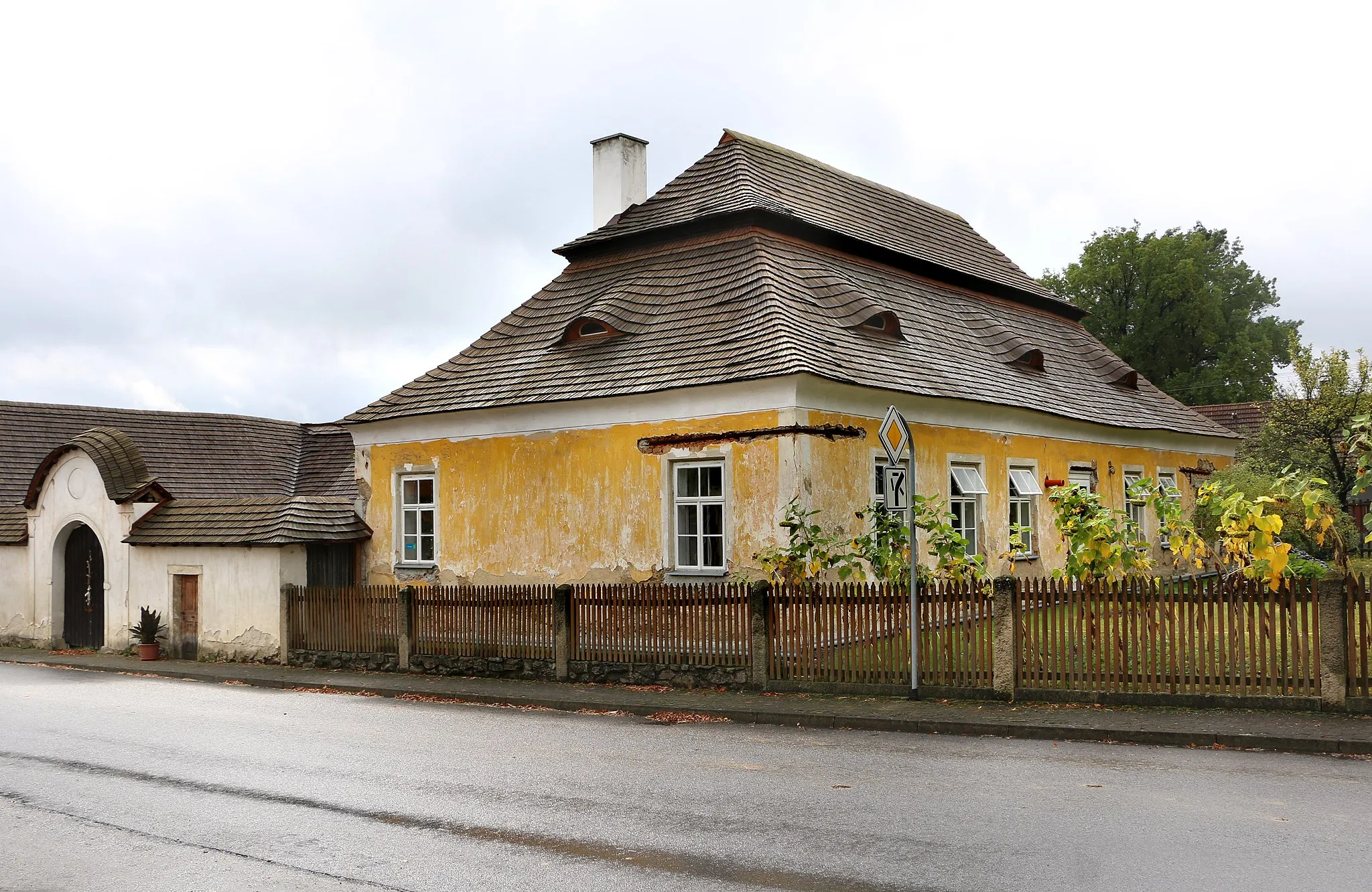 Photo showing: Presbytery in Častrov, Czech Republic.