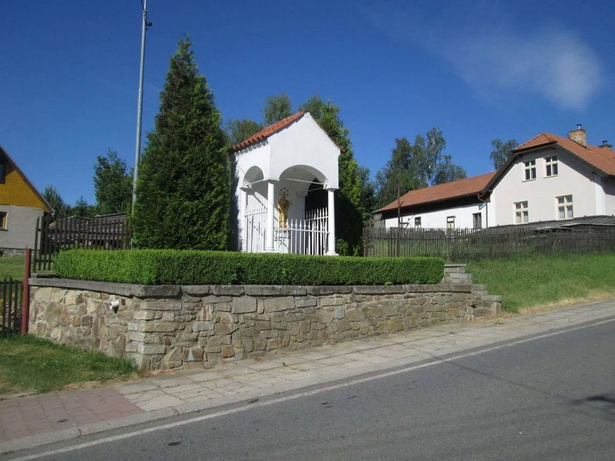 Photo showing: Chapel-shrine in Včelnička in Pelhřimov District – entry no. 6729.