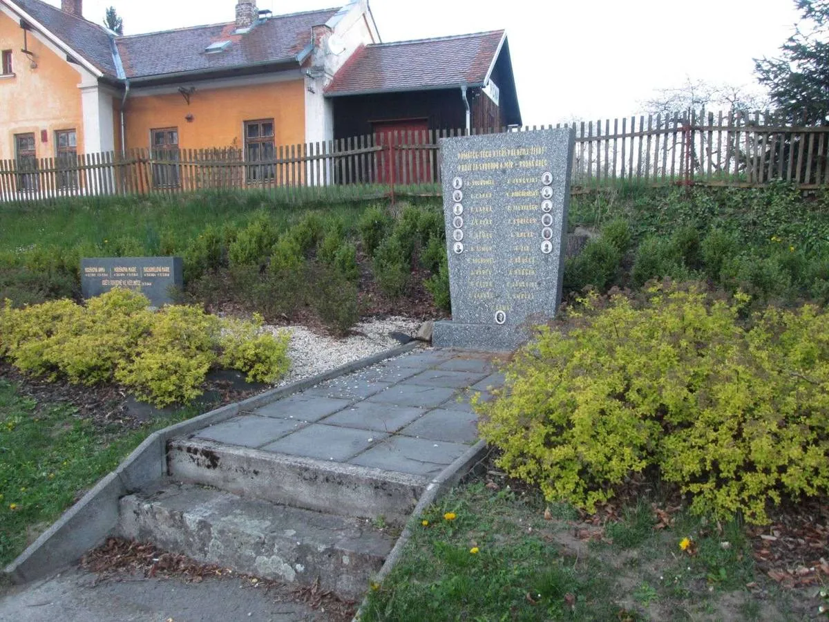 Photo showing: War memorial in Včelnička in Pelhřimov District – entry no. 6106.
