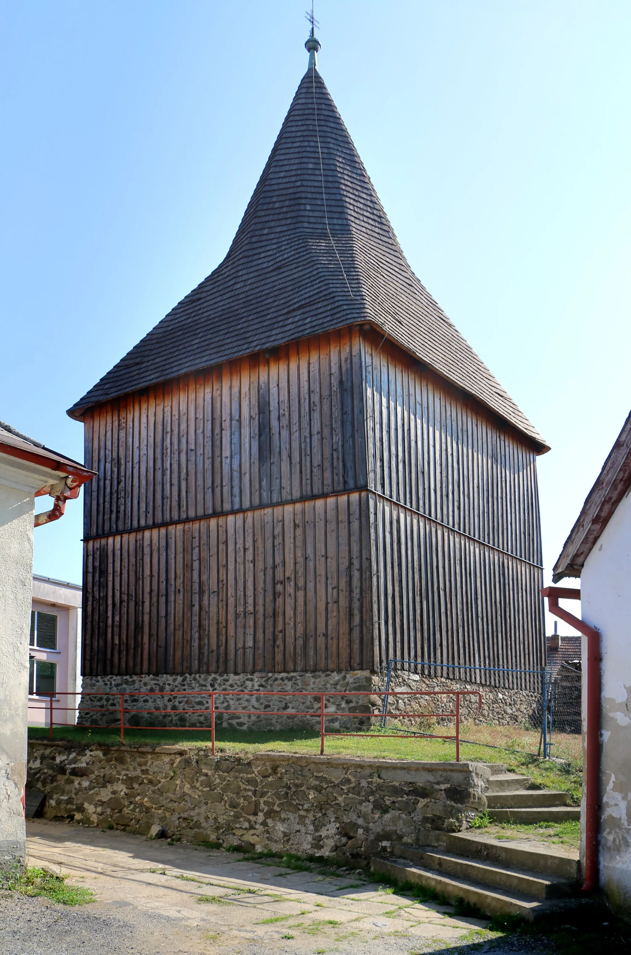 Photo showing: Wood bell tower in Vyskytná, Czech Republic.