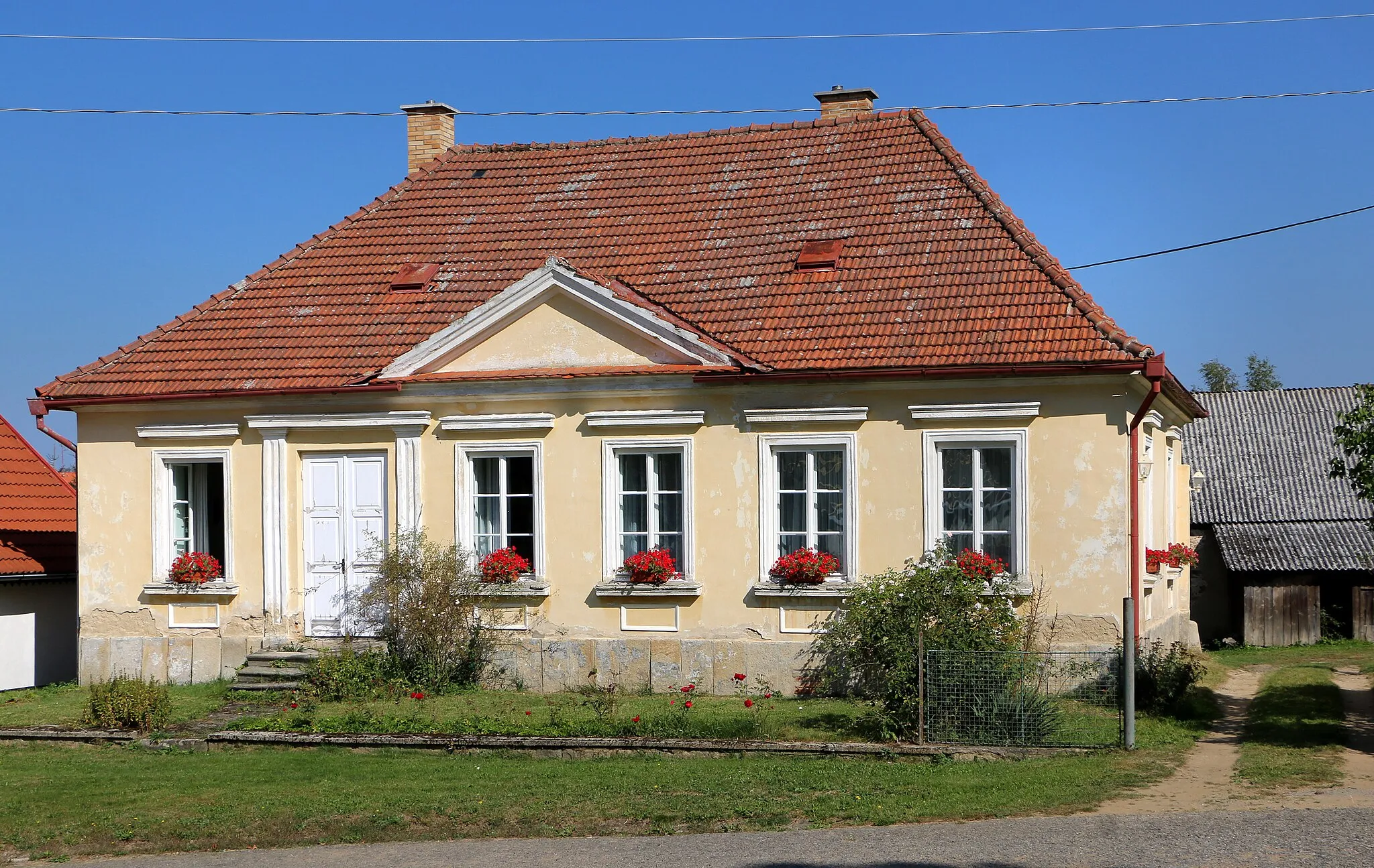 Photo showing: Old school in Vyskytná, Czech Republic.