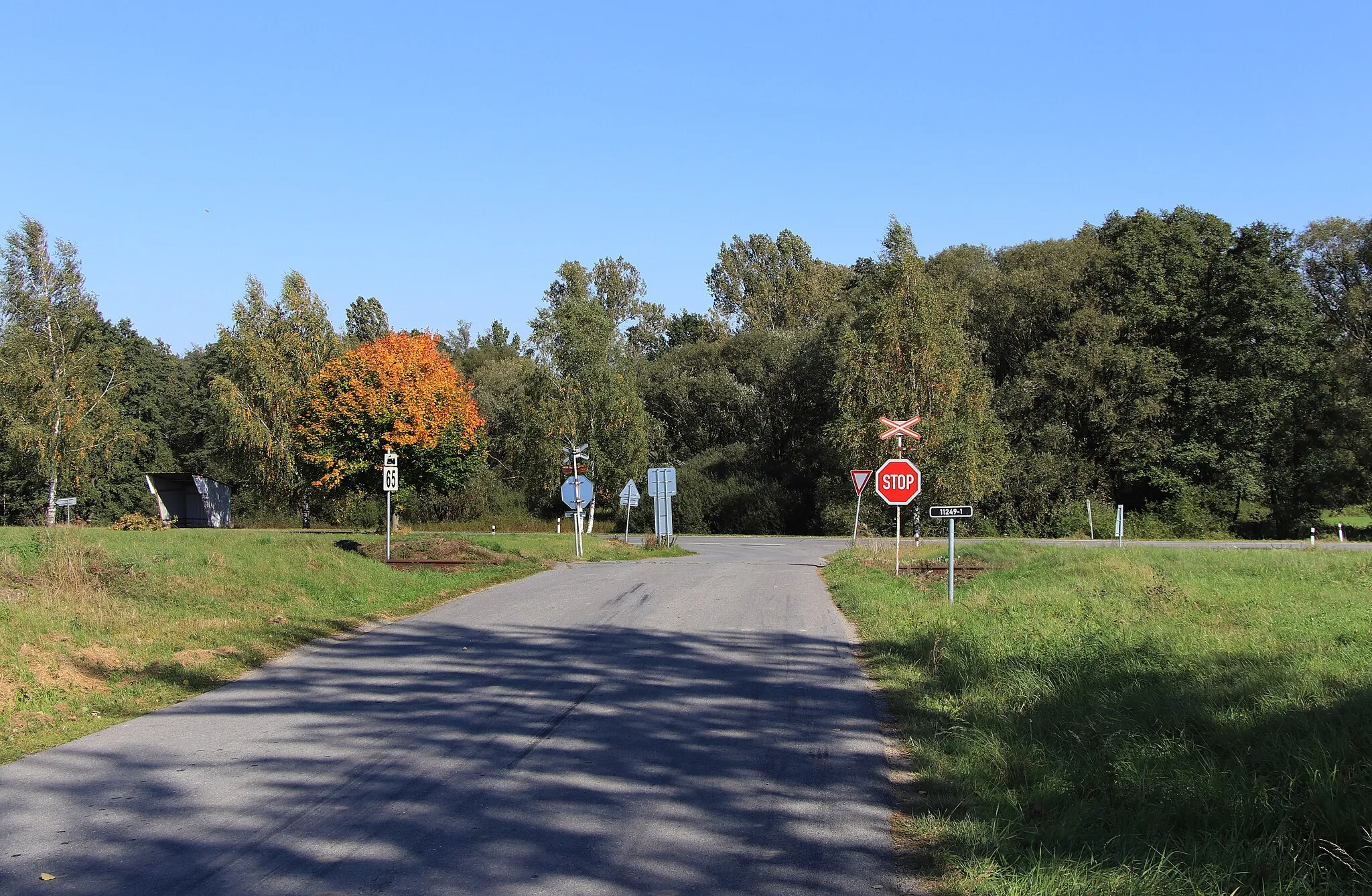 Photo showing: Level crossing in Vokov, Czech Republic.