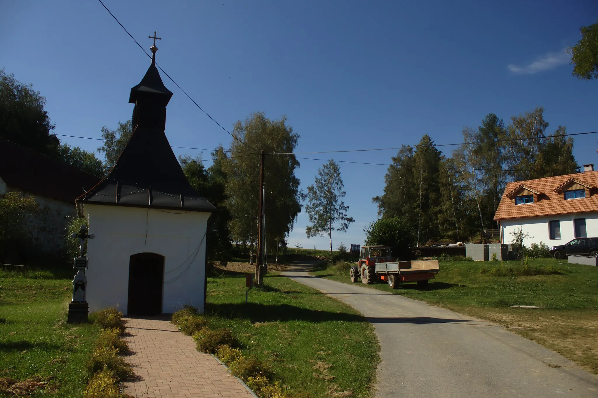 Photo showing: Main road in the village of Velká Černá to the main chapel