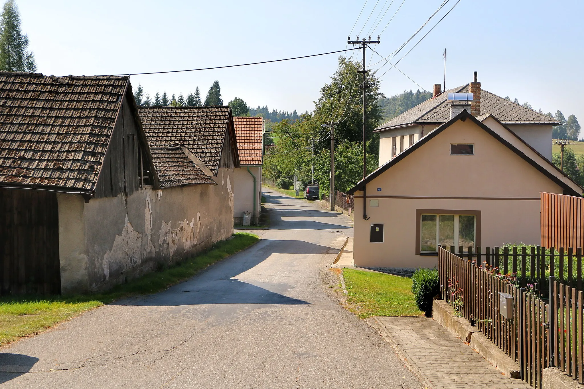Photo showing: Side street in Sázava, part of Nový Rychnov, Czech Republic.
