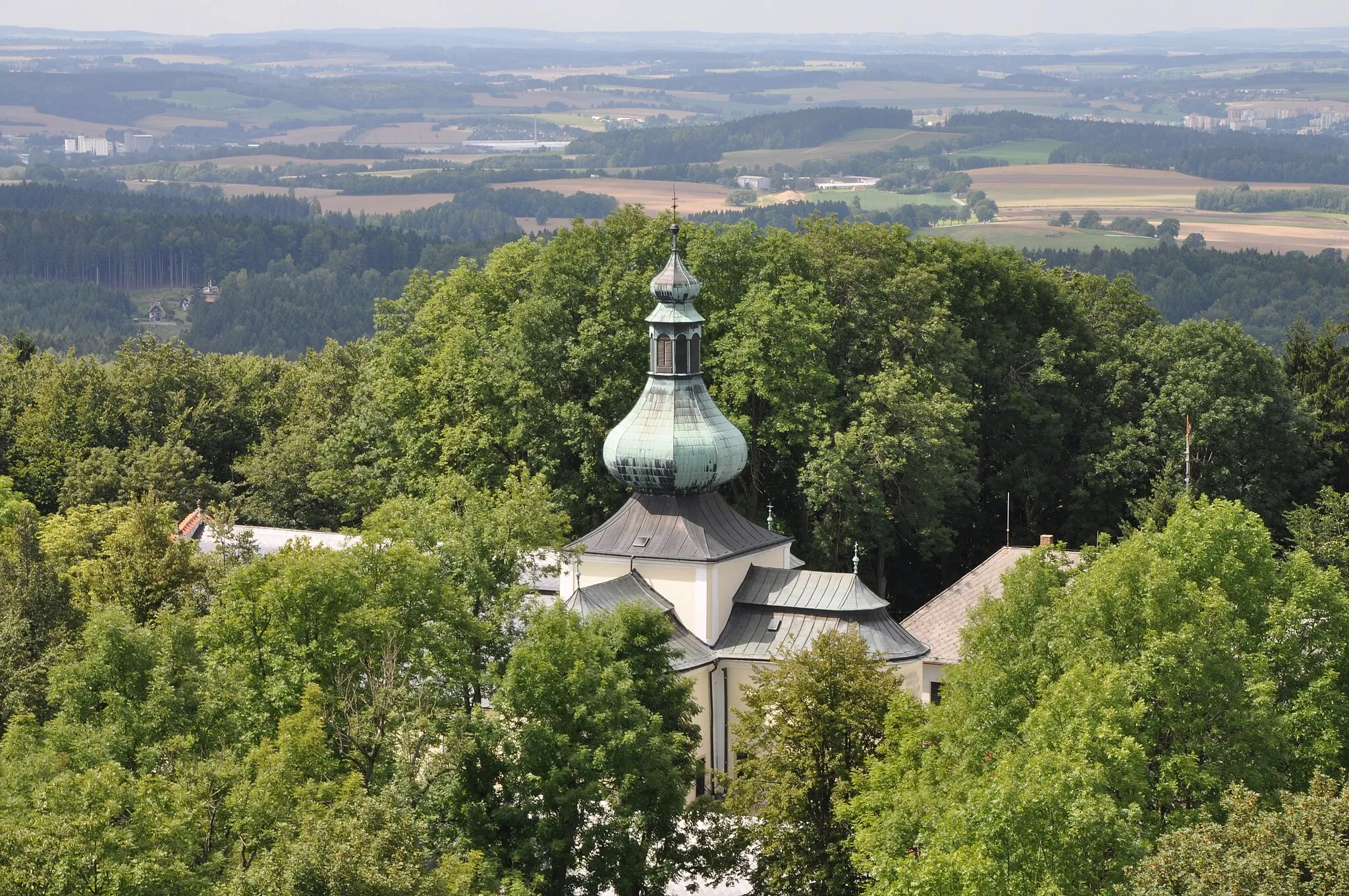 Photo showing: Pohled z věže rozhledny Pípalka na areál kostela Nejsvětější Trojice a okolí Křemešníku.