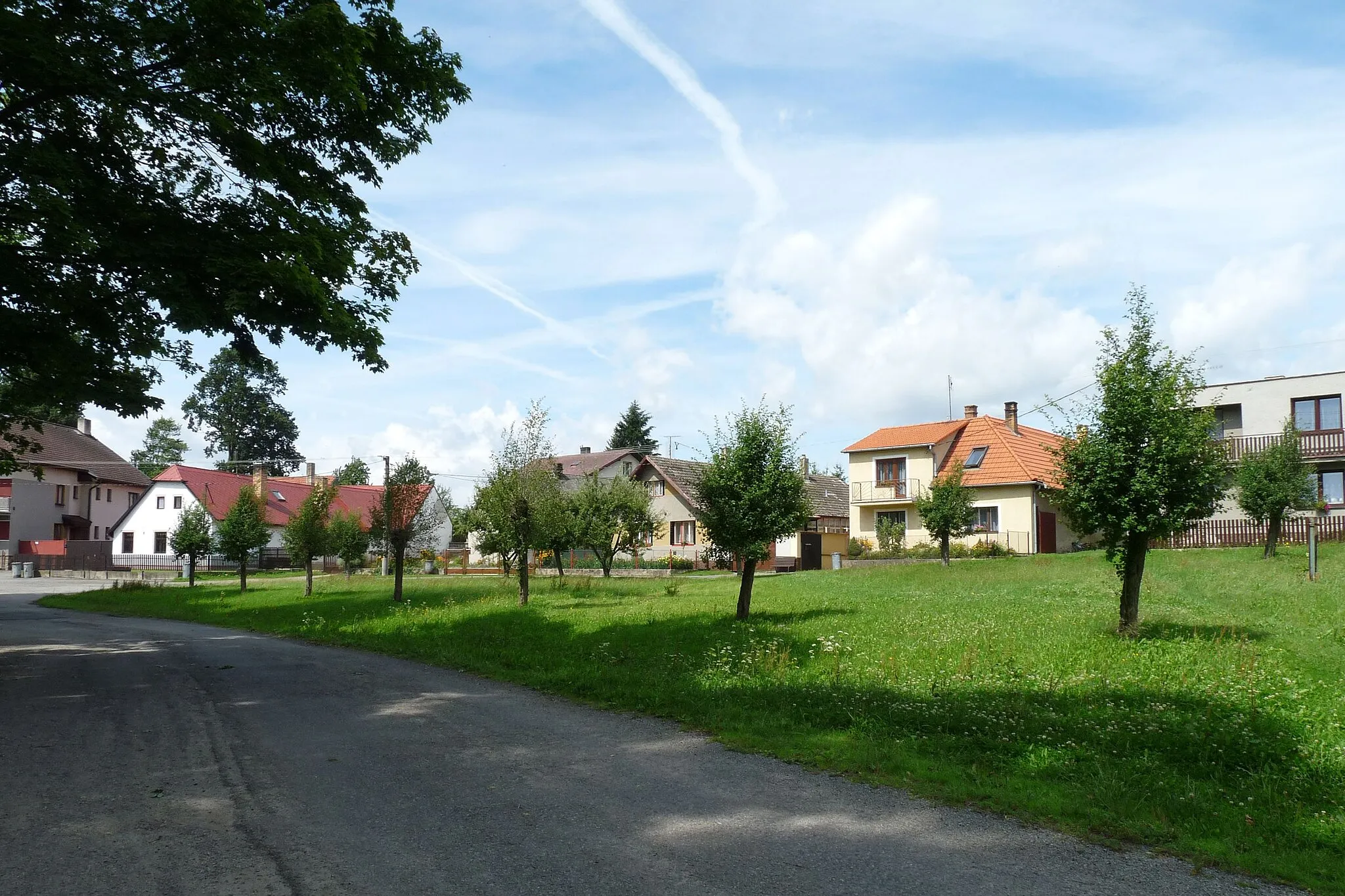Photo showing: Village green in Proseč-Obořiště, Pelhřimov District, Czech Republic.