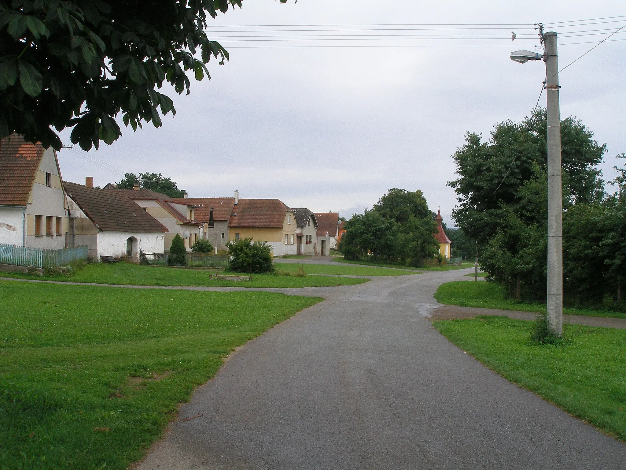 Photo showing: Lesná (Pelhřimov District) - the eastern side of the square