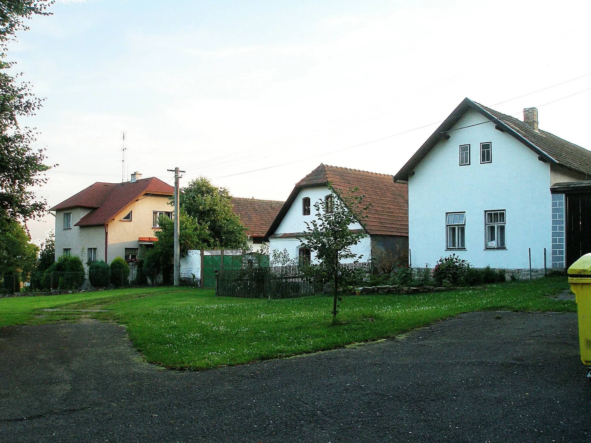 Photo showing: Houses on the western side of the Koberovice