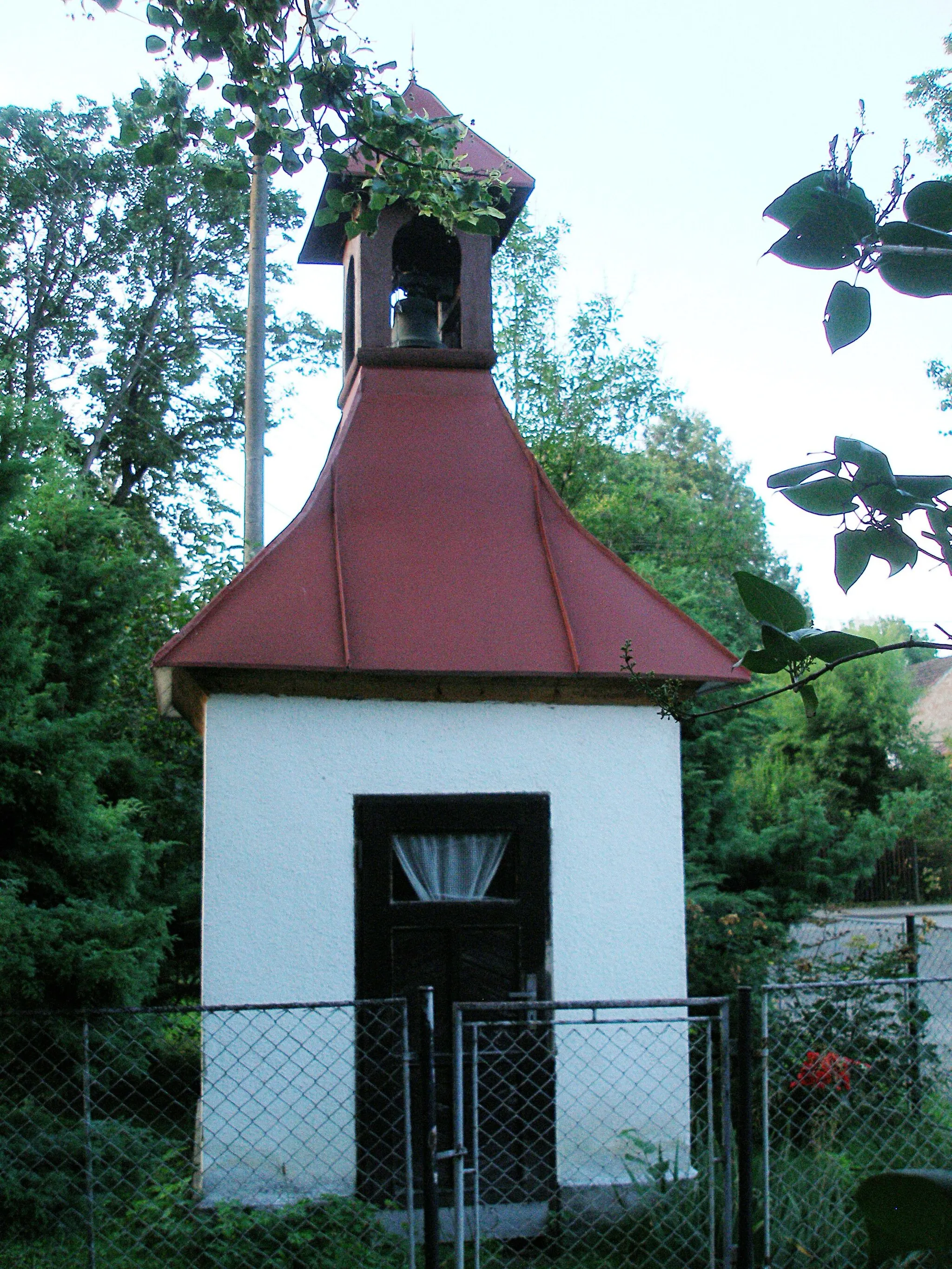 Photo showing: The chapel on the square in Koberovice