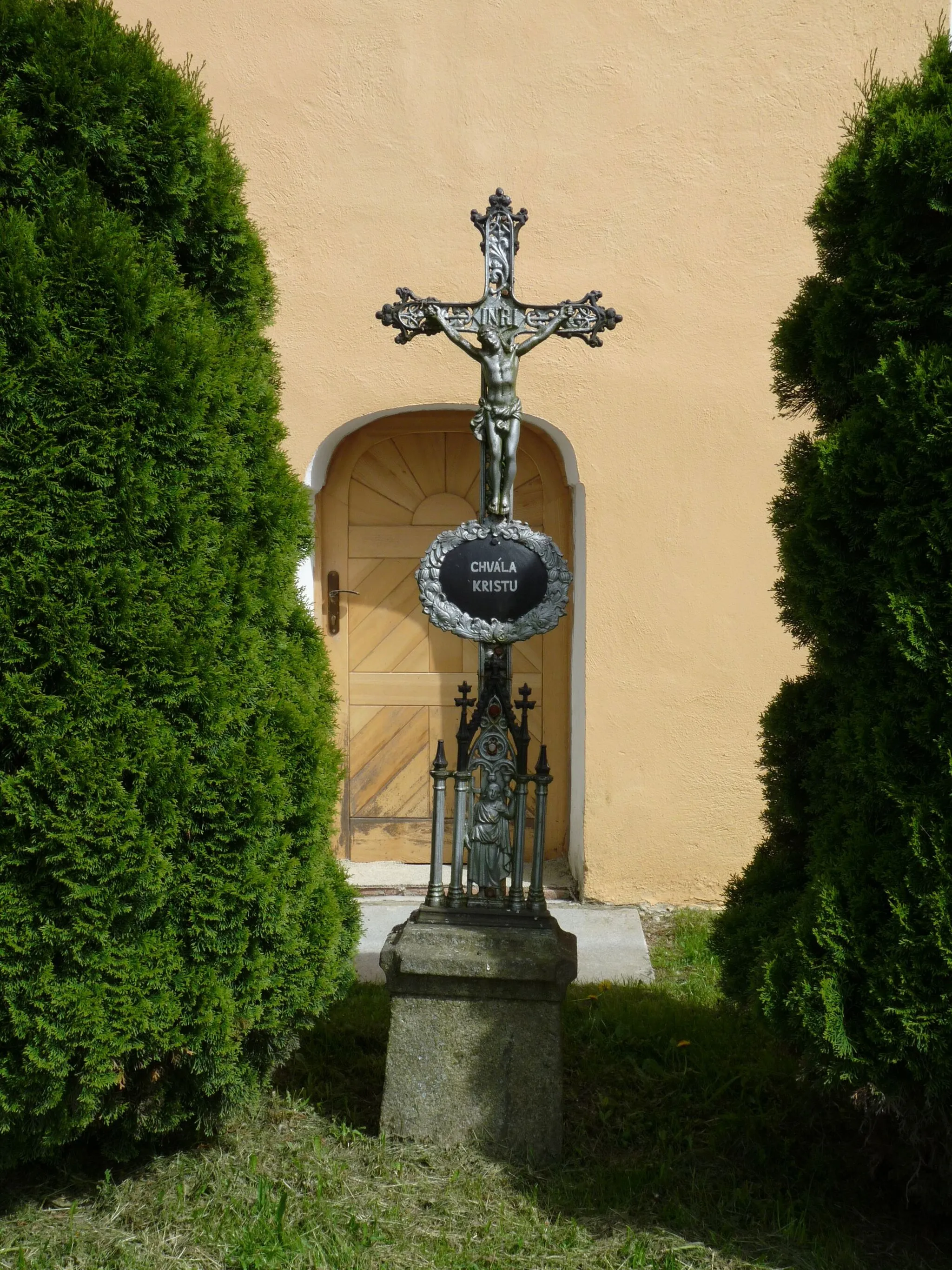 Photo showing: Wayside cross in the village of Bořetín Pelhřimov District, Vysočina Region, Czech Republic.