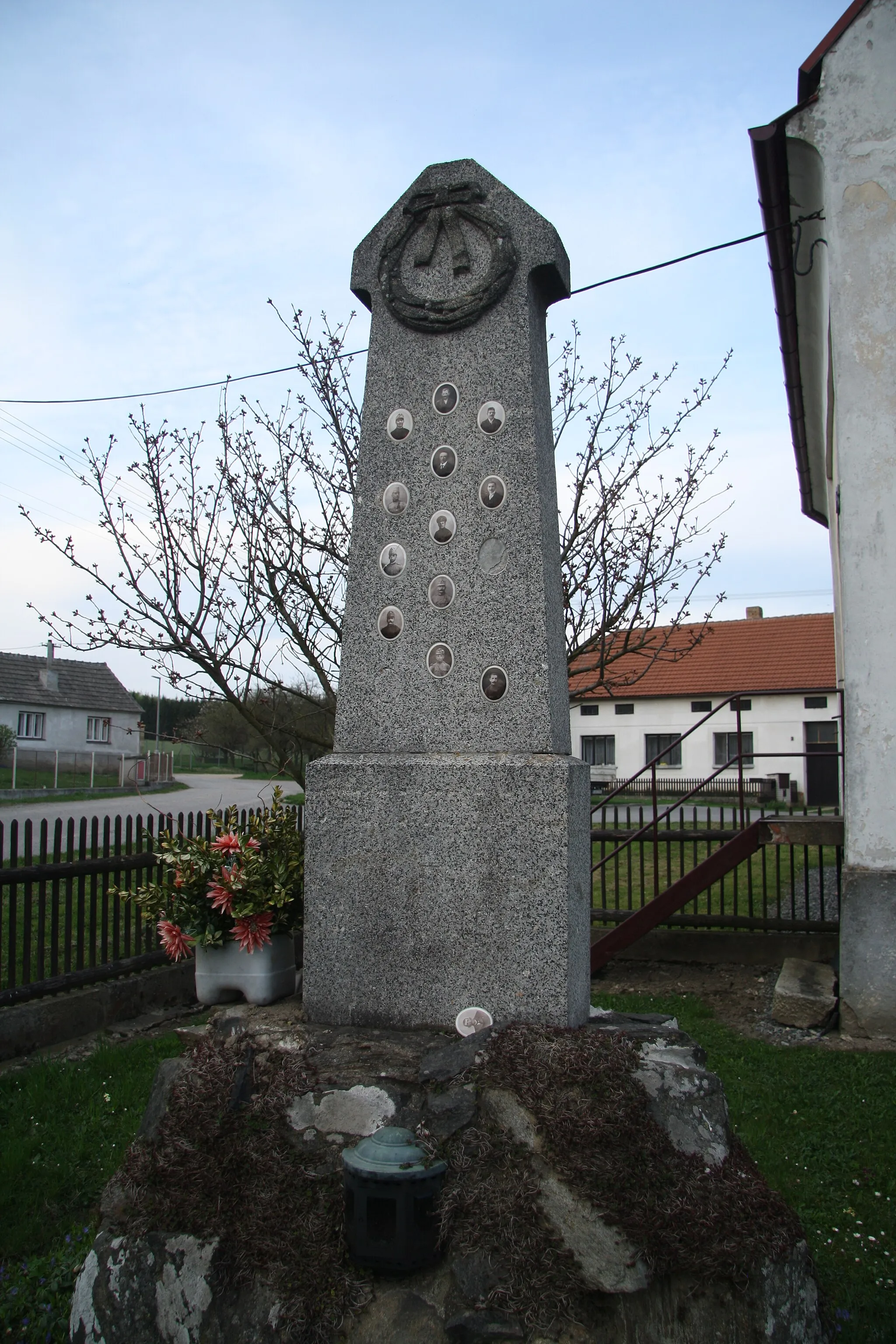 Photo showing: World War I memorial near Chapel of Saint Anthony of Padua in Horky, Želetava, Třebíč District.