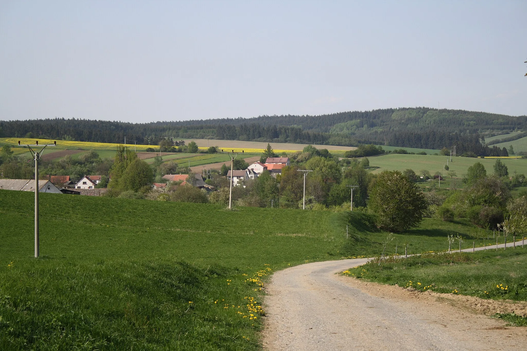 Photo showing: Štěměchy south overview from hill.