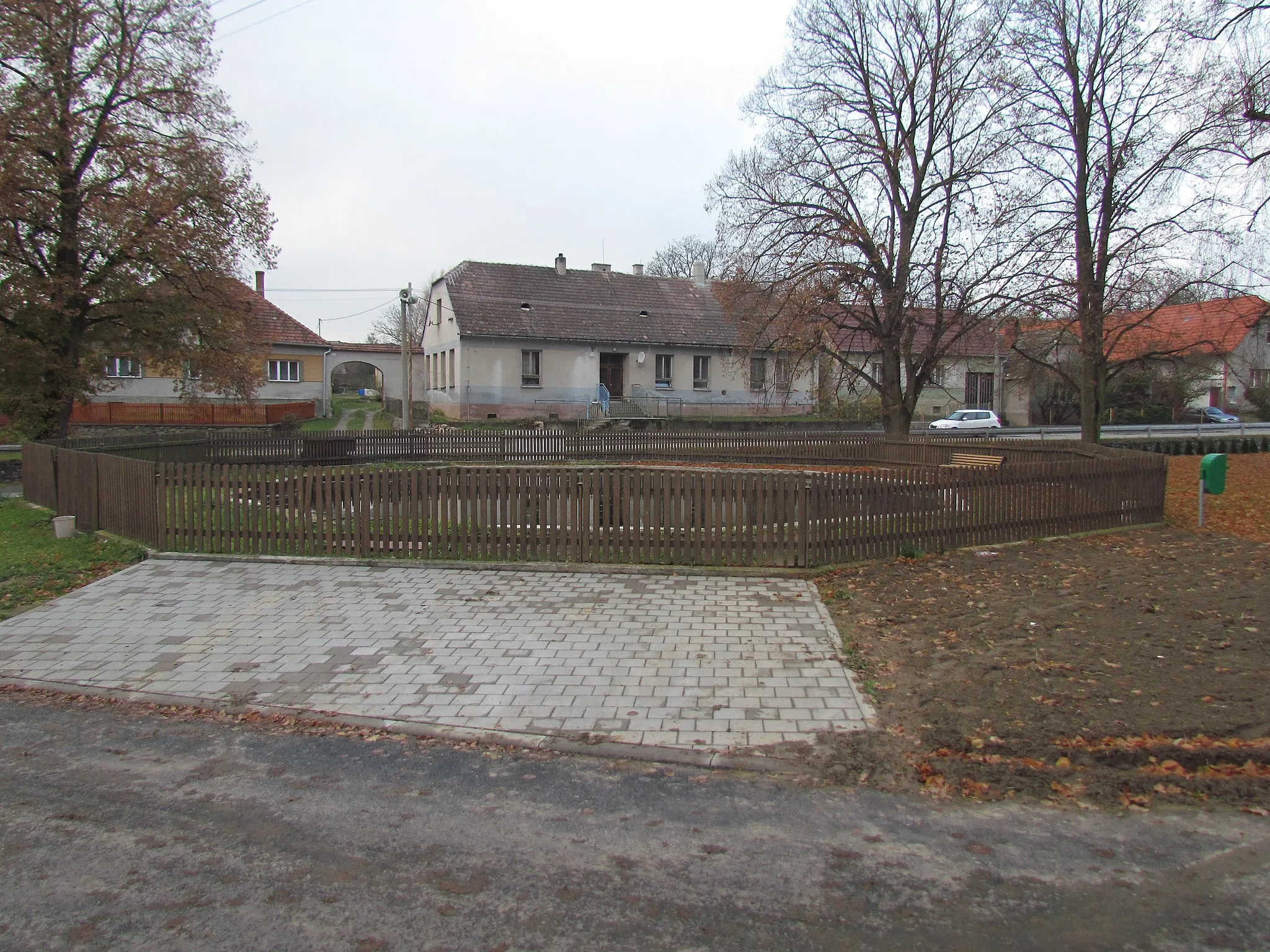 Photo showing: Village square pond in Číhalín, Třebíč District.