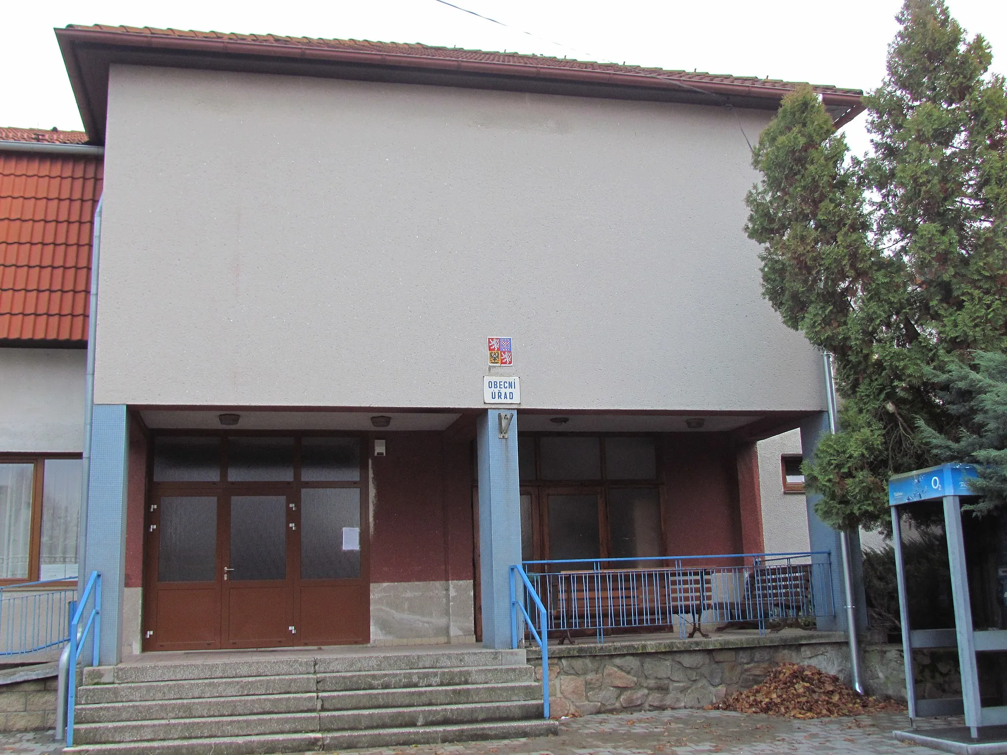 Photo showing: Entrance of Cultury house in Číhalín, Třebíč District.