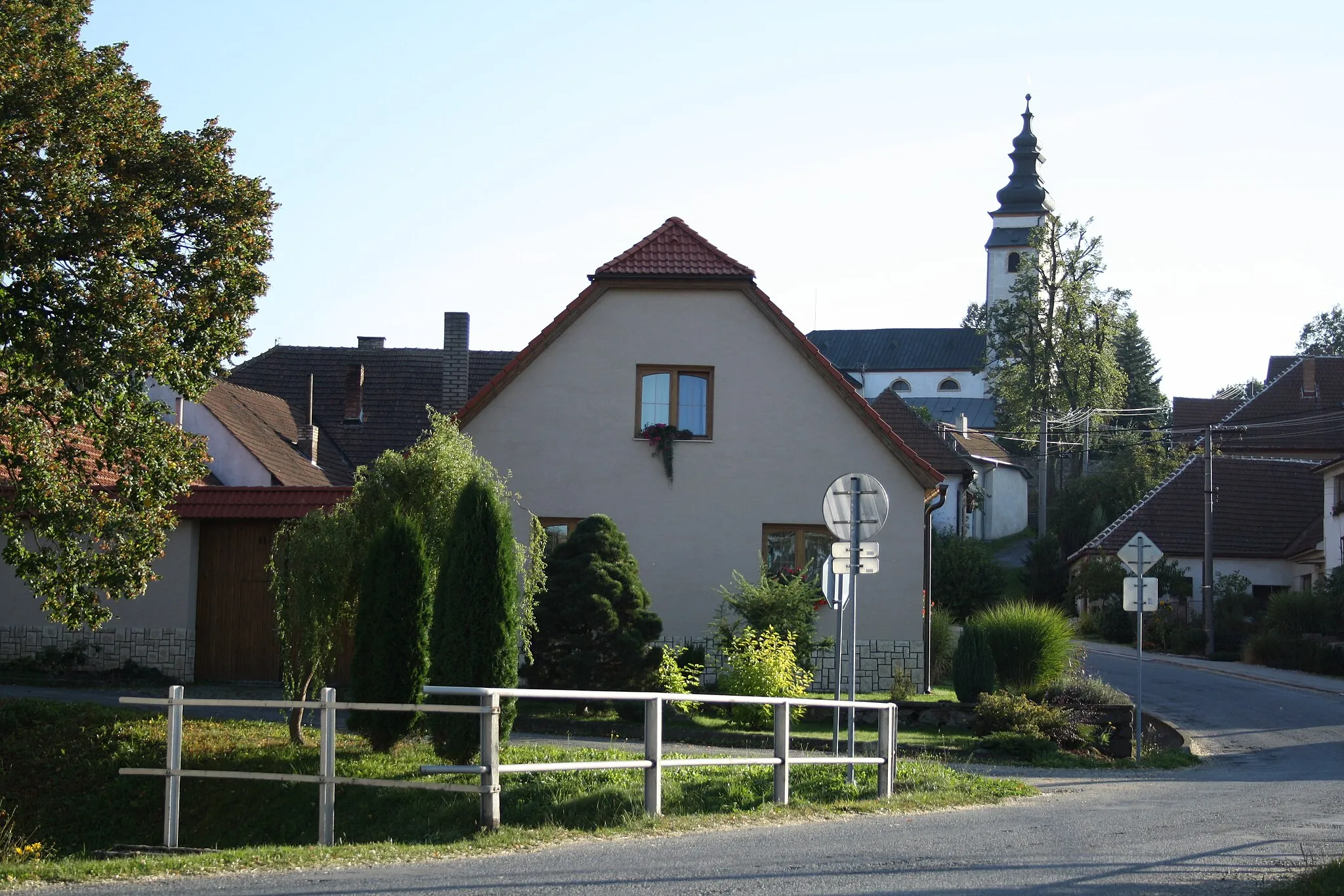 Photo showing: Center of village Červená Lhota with church of St. Lawrence.