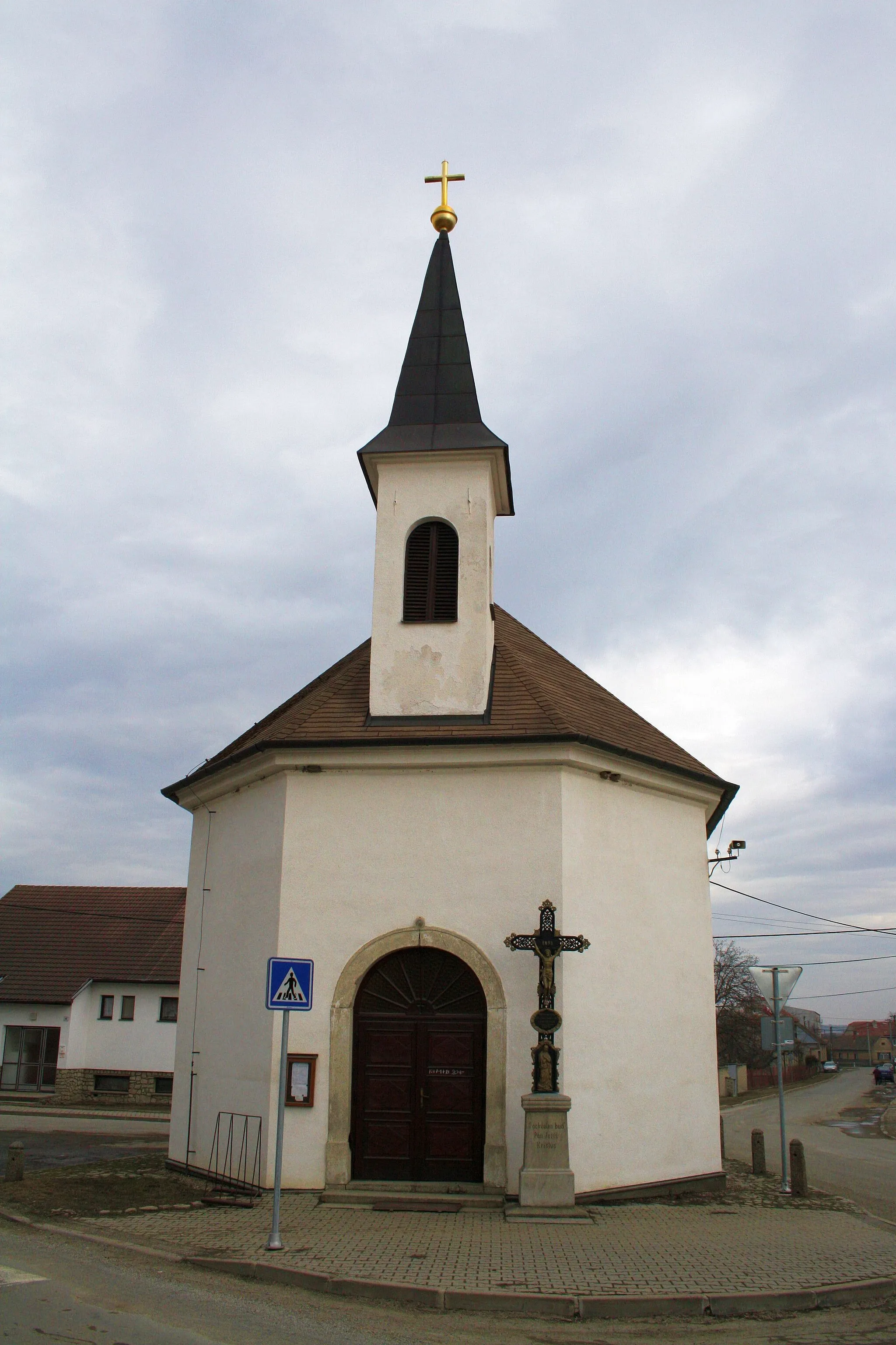 Photo showing: Front view of Saints Cyril and Methodius chapel in Výčapy.