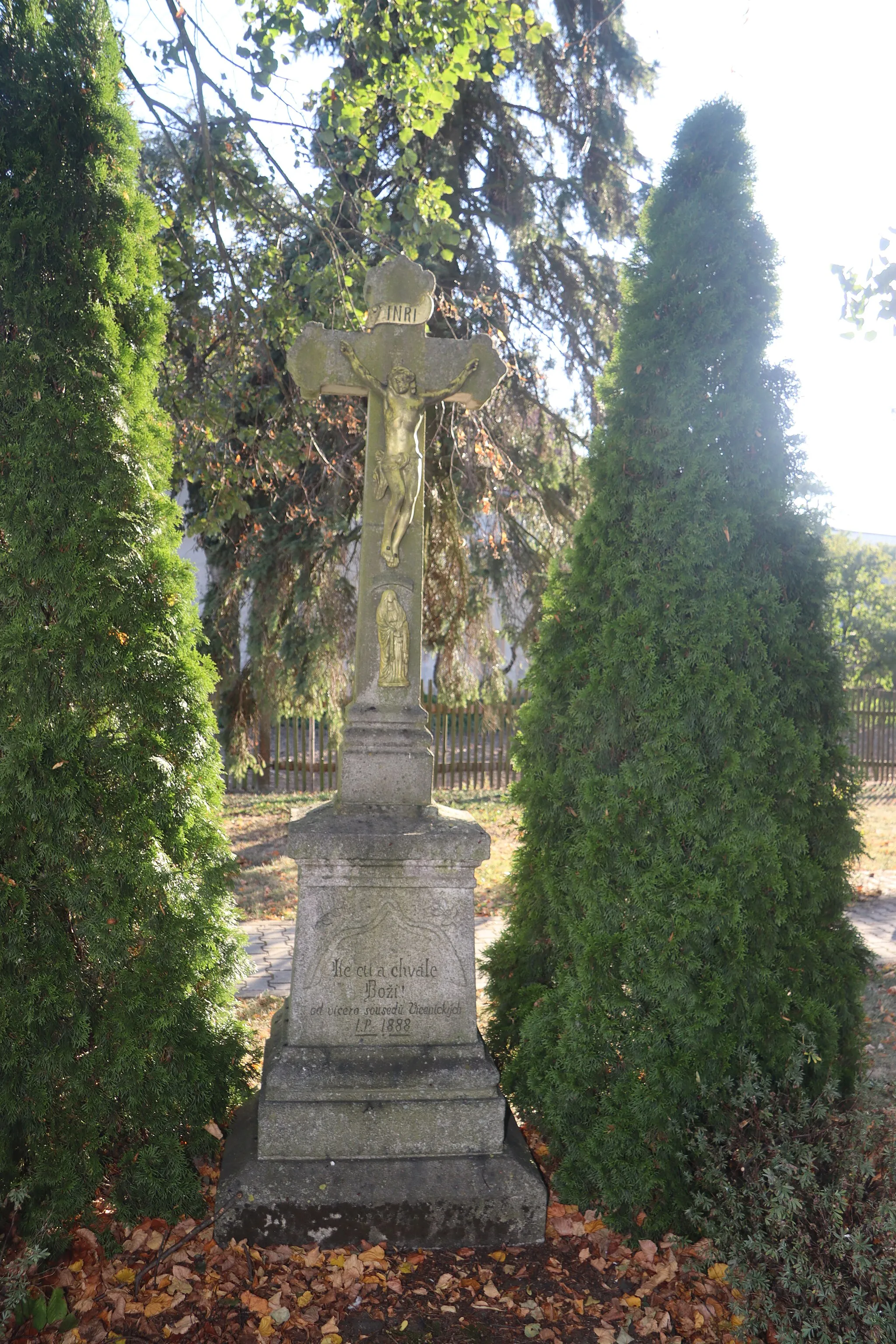 Photo showing: Overview of wayside cross in center of Vícenice, Třebíč District.