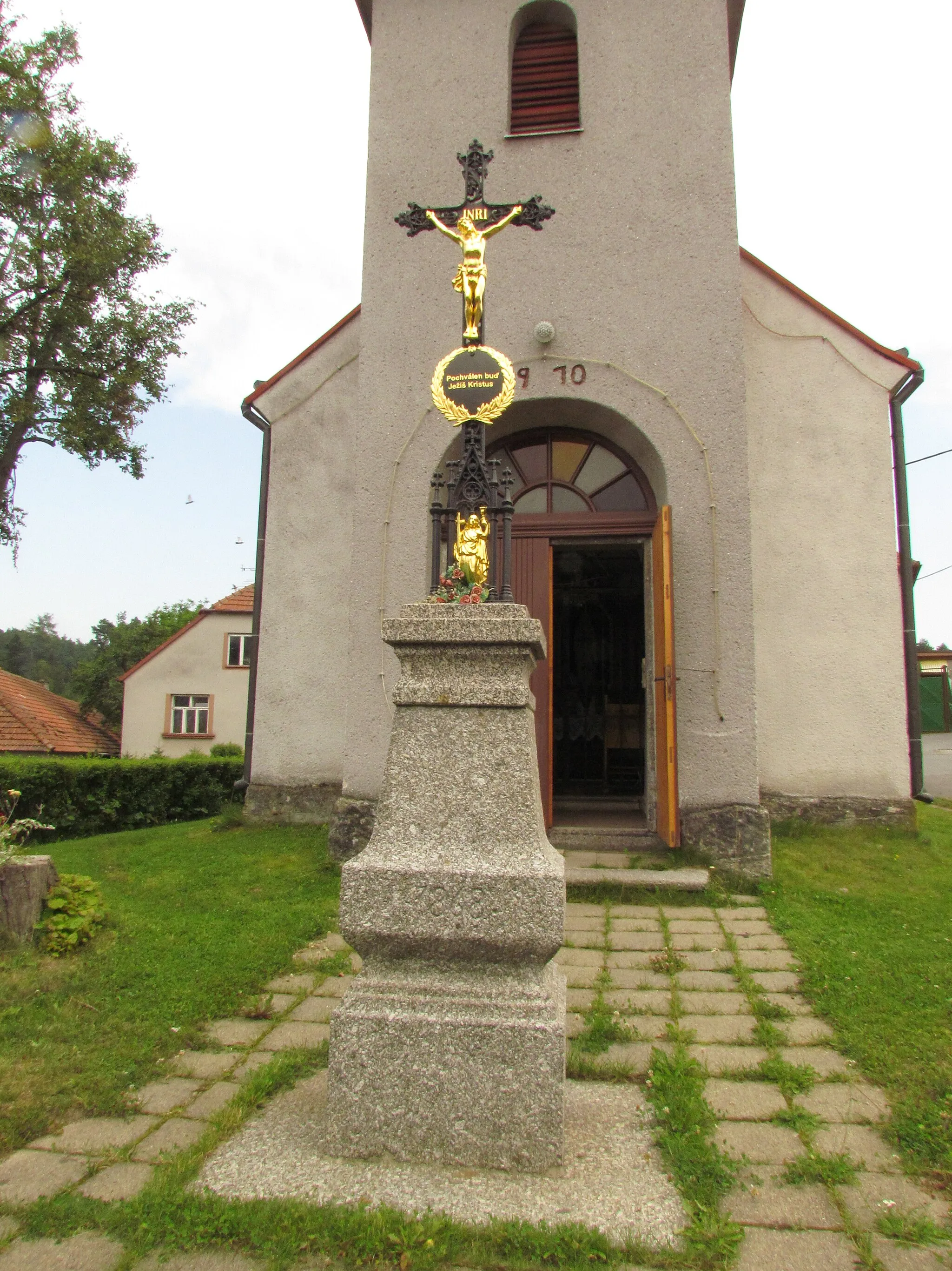 Photo showing: Wayside cross near chapel of Immaculate Conception in Vlčatín, Třebíč District.