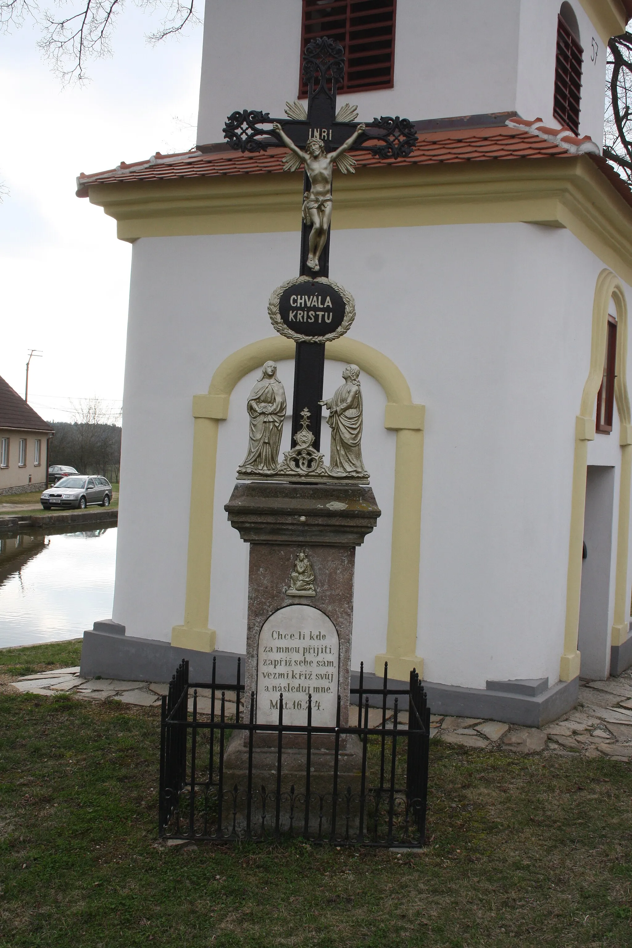 Photo showing: Wayside cross near Chapel of Saint John of Nepomuk in Třesov, Třebíč District.