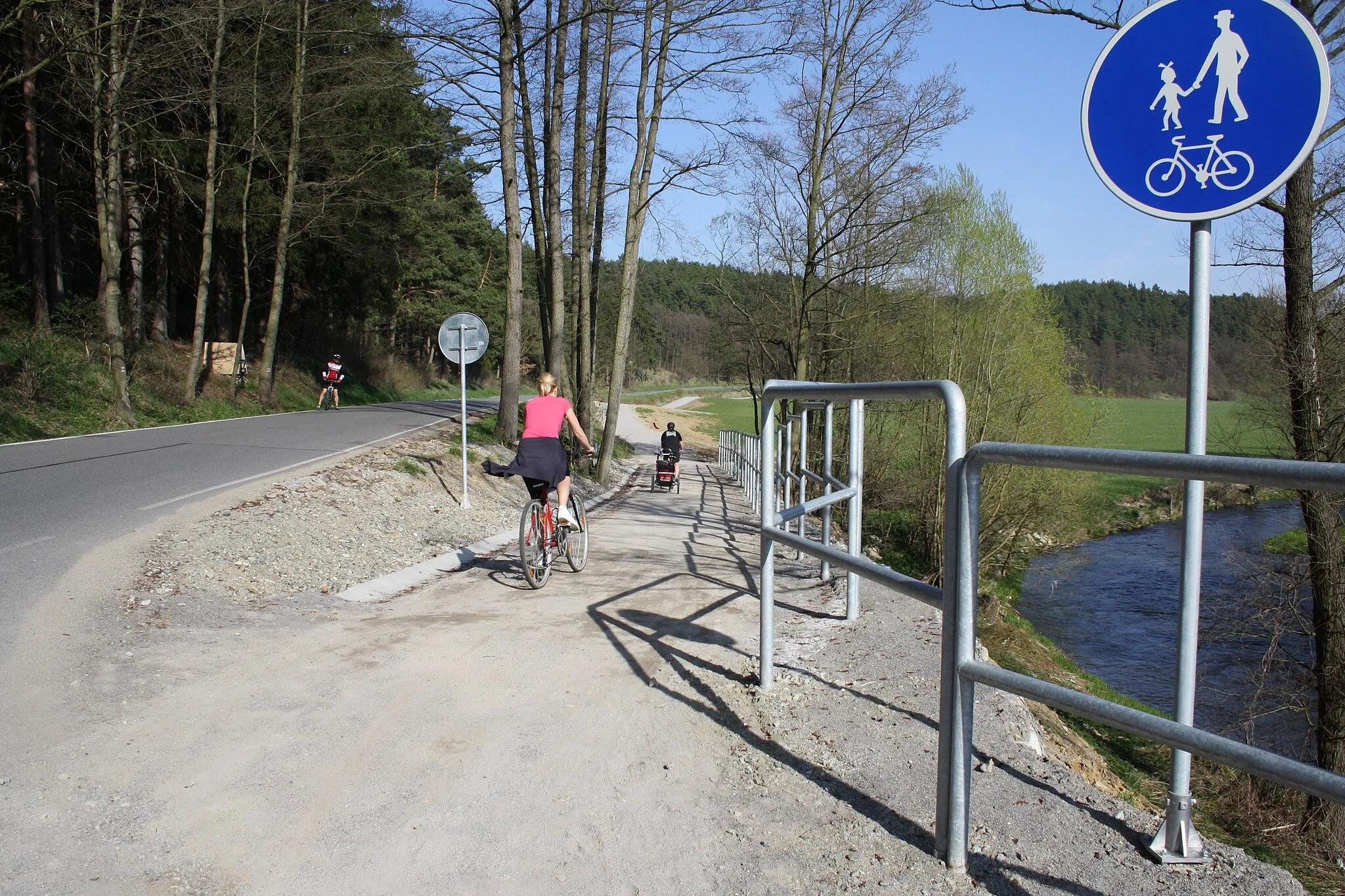 Photo showing: Cycling route Jihlava-Třebíč-Raabs with bikers near Třebíč.